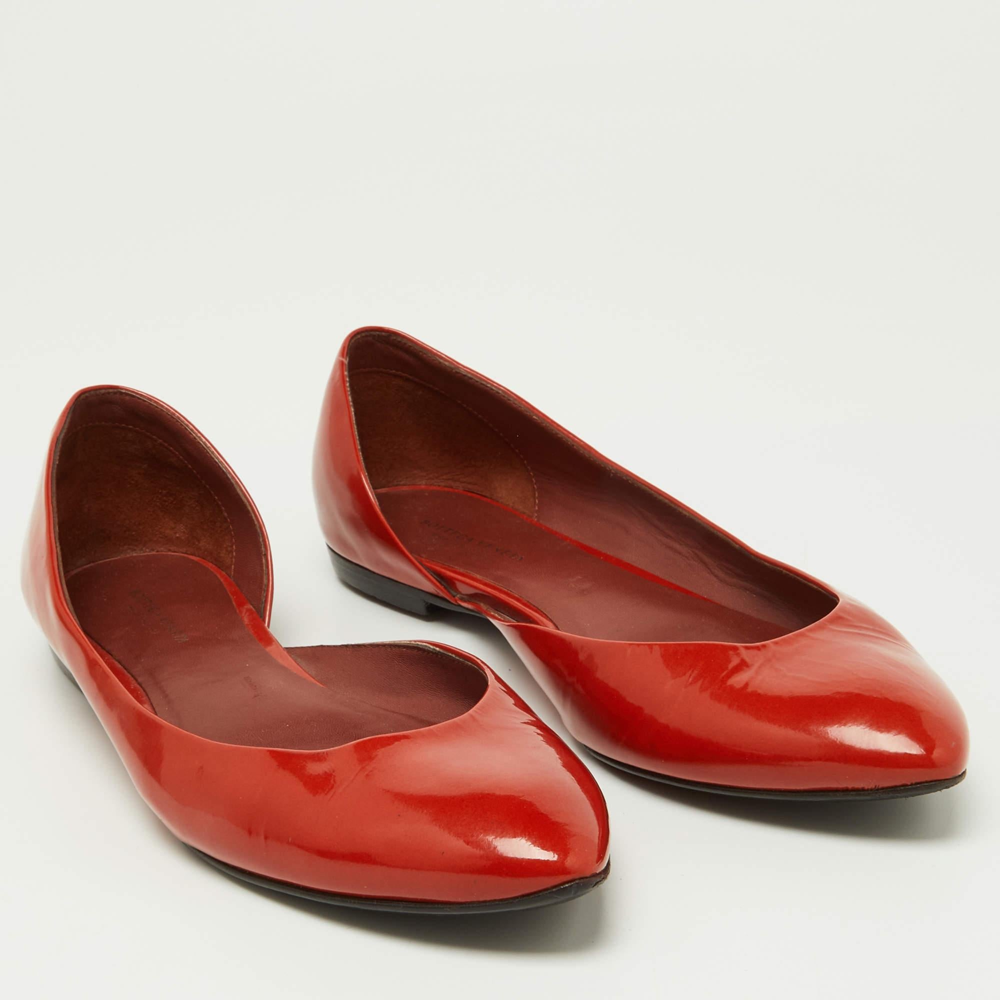 Bottega Veneta Orangefarbene Ballettschuhe aus Lackleder Größe 38 im Zustand „Gut“ im Angebot in Dubai, Al Qouz 2