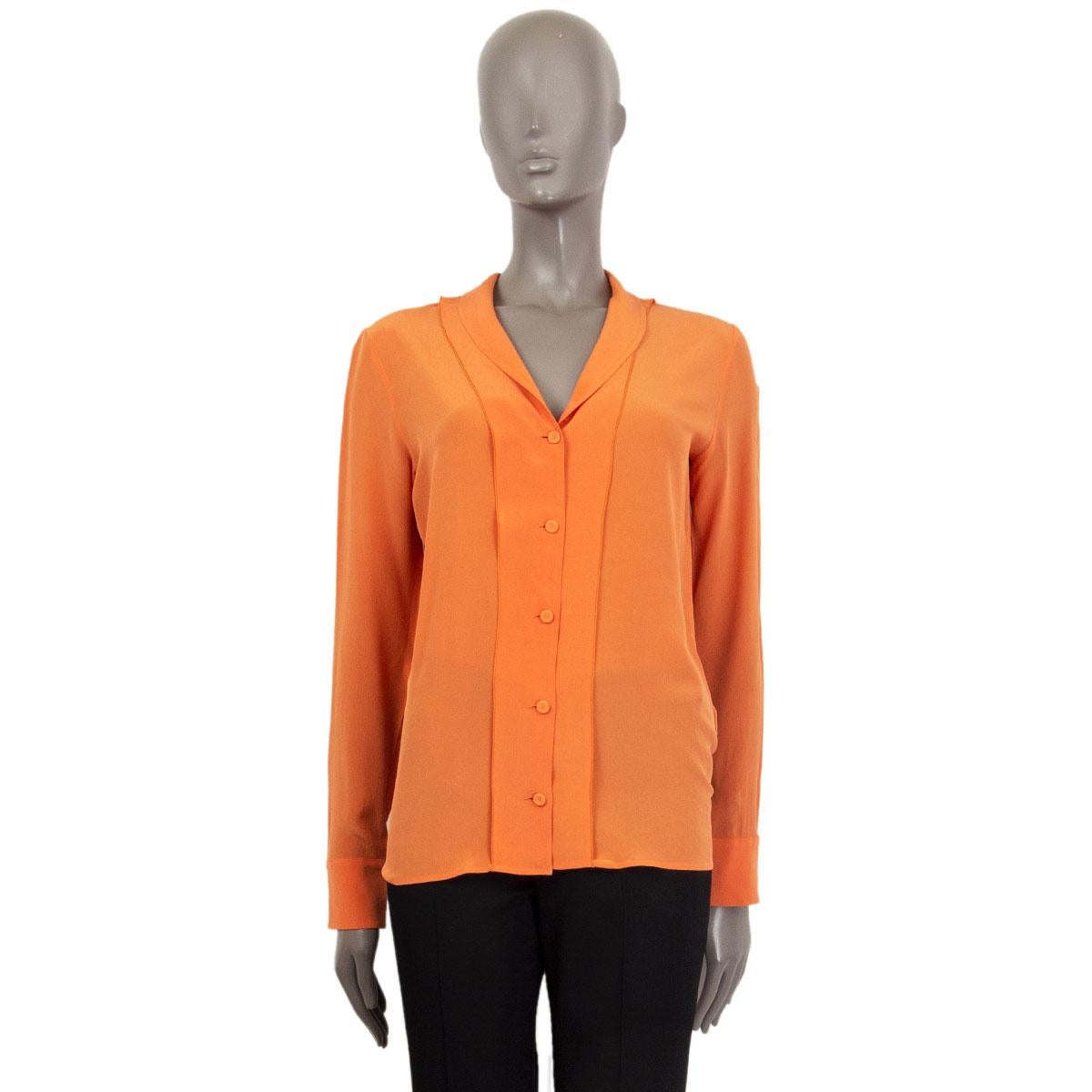 100% authentic Bottega Veneta shirt in orange silk (100%) with shawl collar and long sleeve. Closes with five buttons on the front and has buttoned cuffs. Unlined. Has been worn and is in excellent condition.

Measurements
Tag