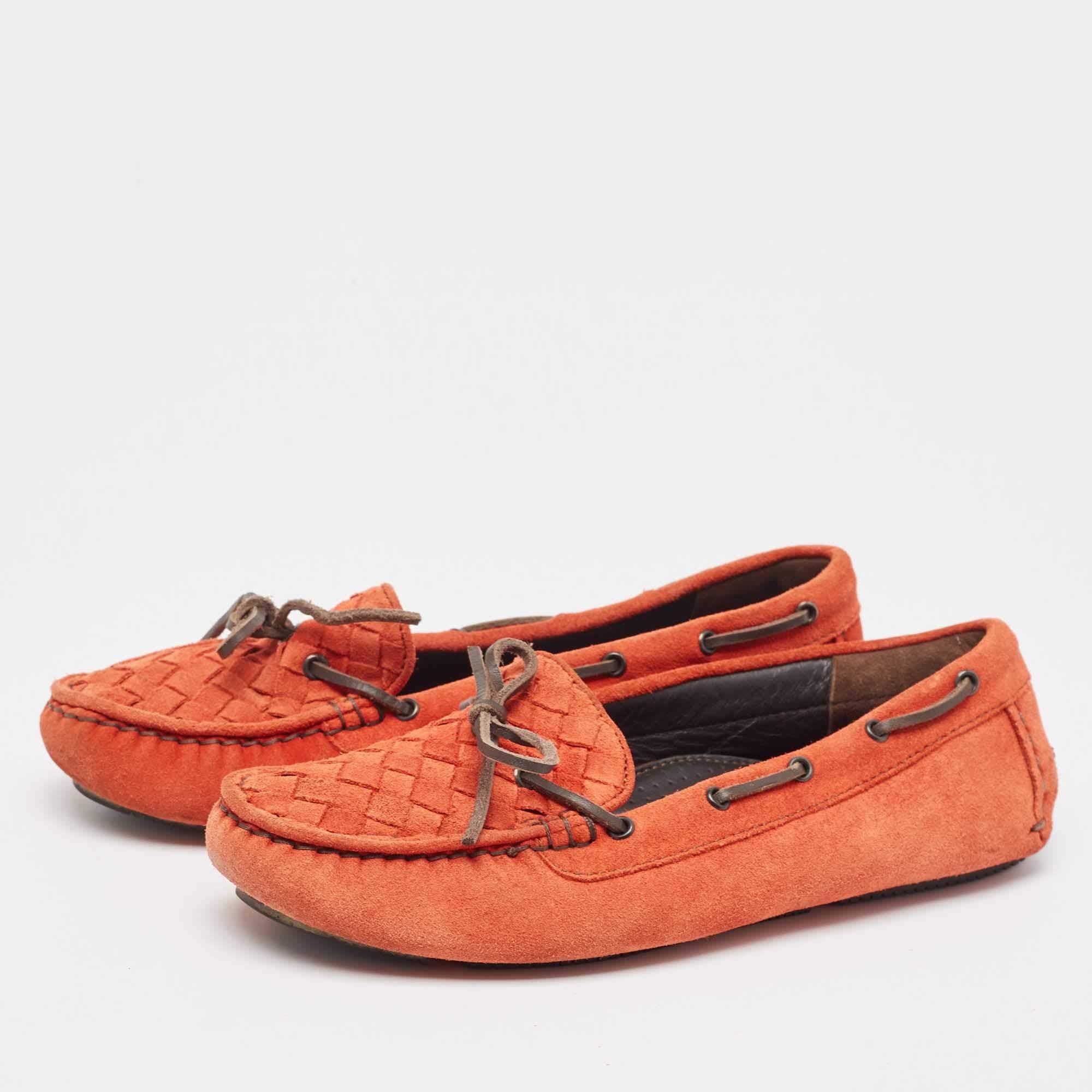 Questi mocassini firmati Bottega Veneta saranno il tuo paio preferito per i look fuori servizio. Realizzate in pelle scamosciata, presentano dettagli di cravatta sulla tomaia in Intrecciato.