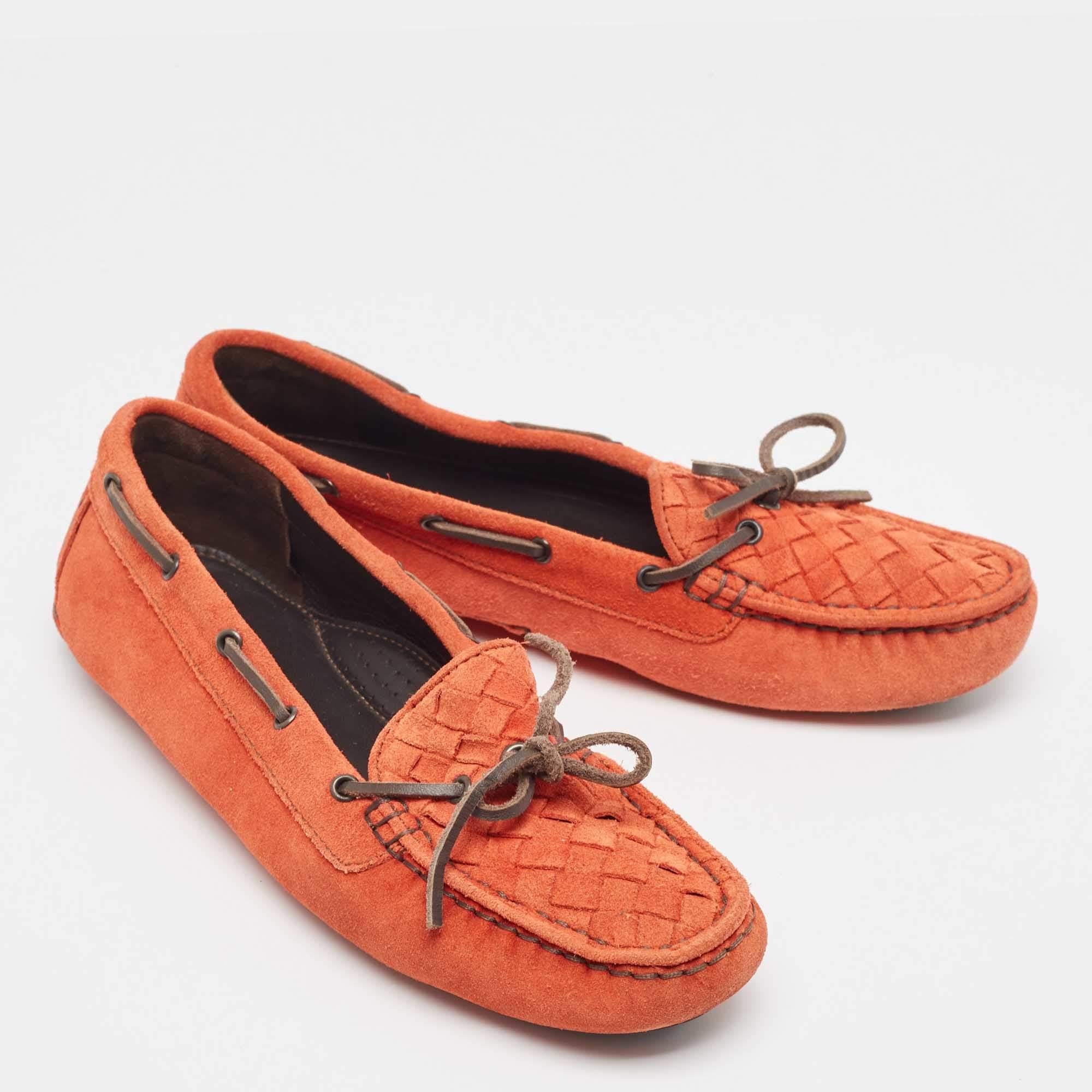 Bottega Veneta - Mocassini con fiocco in pelle scamosciata arancione Taglia 36 In condizioni buone a Dubai, Al Qouz 2