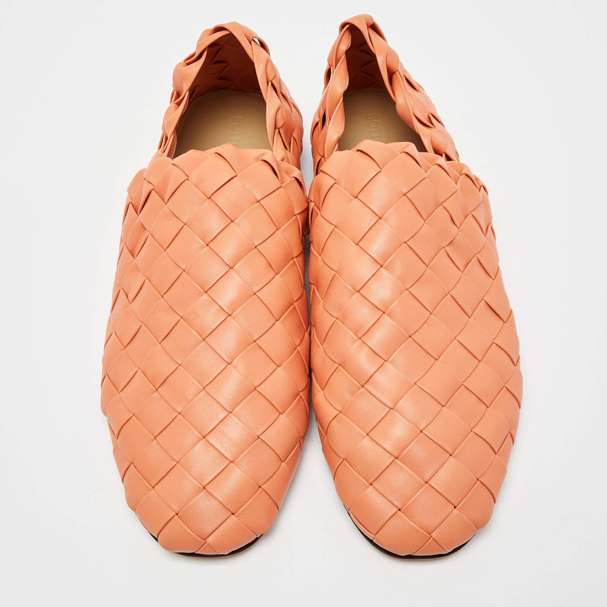 Let this comfortable pair be your first choice when you're out for a long day. These Bottega Veneta shoes have well-sewn uppers beautifully set on durable soles.

Includes
Original Dustbag


