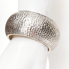 BOTTEGA VENETA Armreif aus gehämmertem, oxidiertem 925er Sterlingsilber in Kuppelform