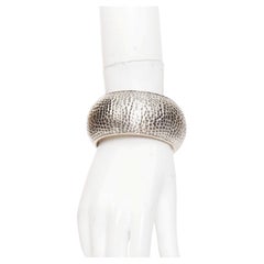 BOTTEGA VENETA Armreif aus gehämmertem, oxidiertem 925er Sterlingsilber in Kuppelform