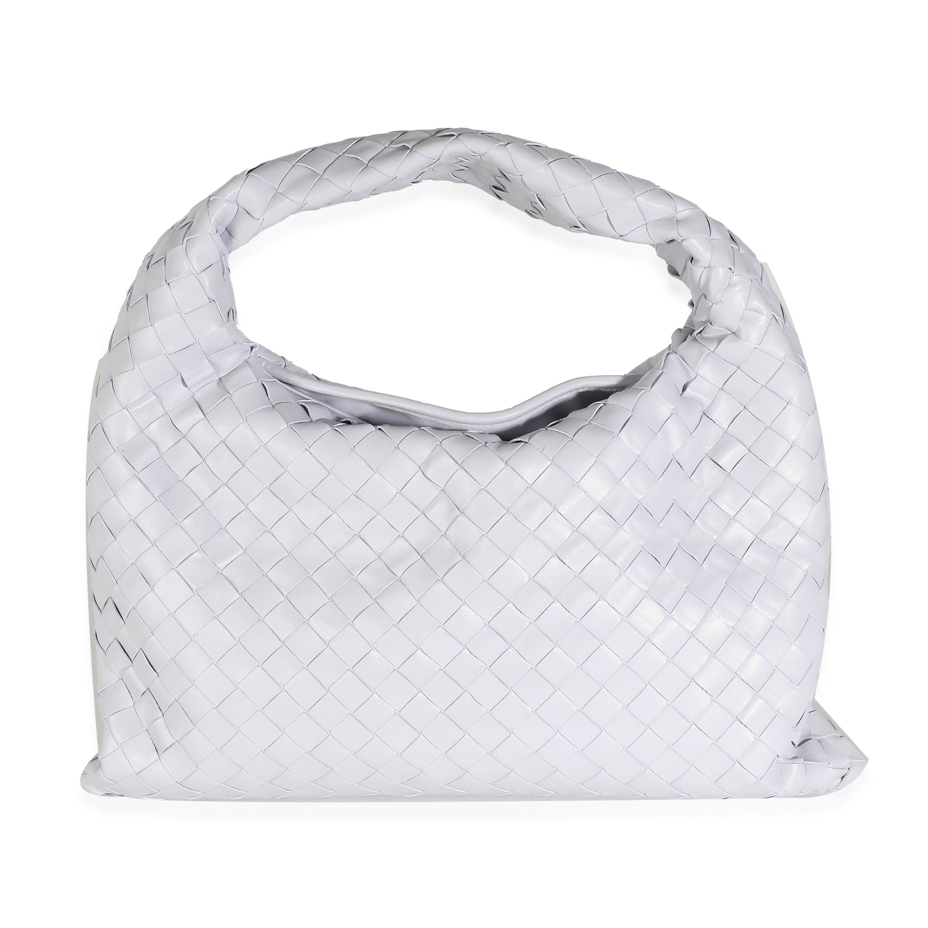 Titre du listing : Bottega Veneta Oyster Nappa Intrecciato Small Hop Hobo
SKU : 143141
MSRP : 3900.00 USD
Condit : Usagé 
Condition du sac à main : Excellent
Commentaires sur l'état : L'article est en excellent état et présente de légers signes