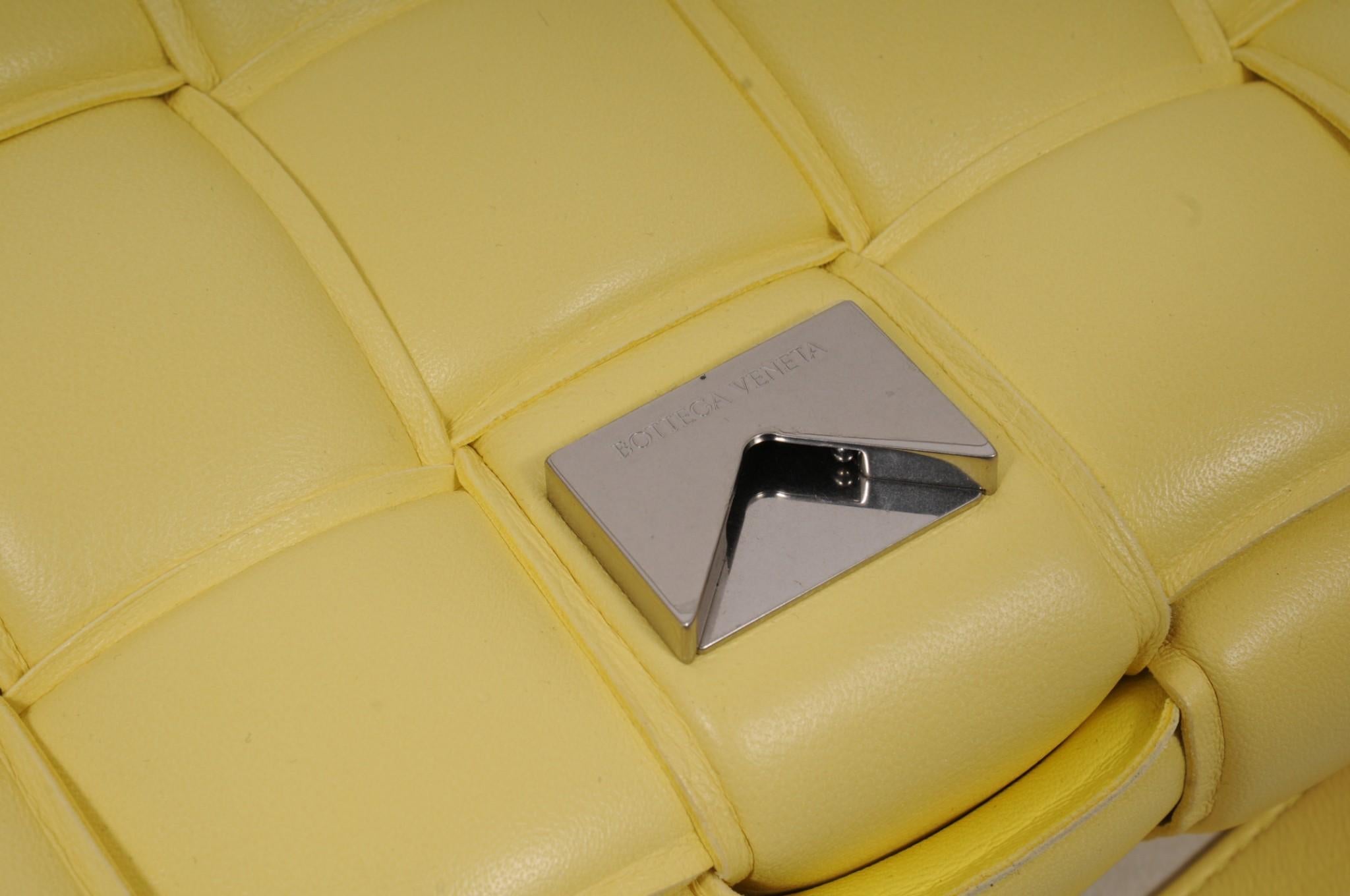 Bottega Veneta - Sac à bandoulière à cassette paddée - Cuir Intrecciato jaune en vente 5