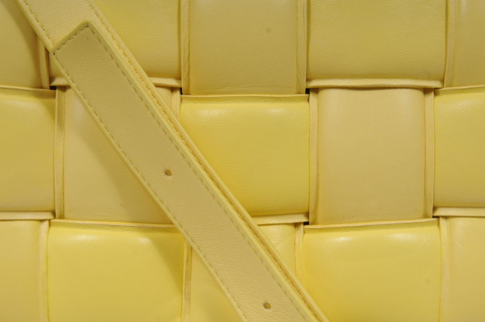 - Extérieur en cuir jaune

- Bandoulière réglable pour le corps

- Poche intérieure zippée

Condit :

Le sac est dans un état général décent, sans imperfections majeures.

Mesures : ( Approximativement en pouces )

10 L x 7 H x 3,5 W.

19 (chute de