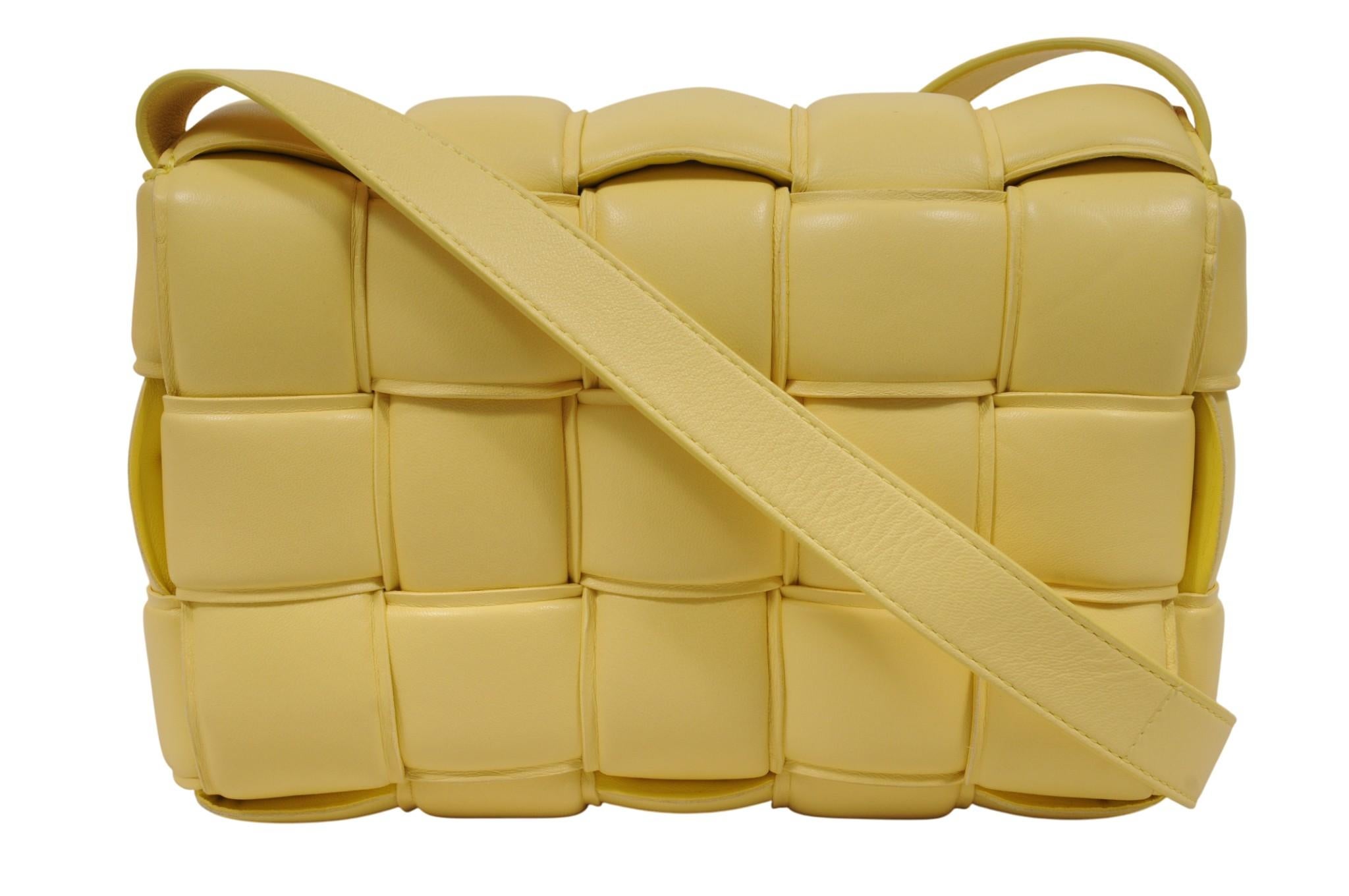 Jaune Bottega Veneta - Sac à bandoulière à cassette paddée - Cuir Intrecciato jaune en vente