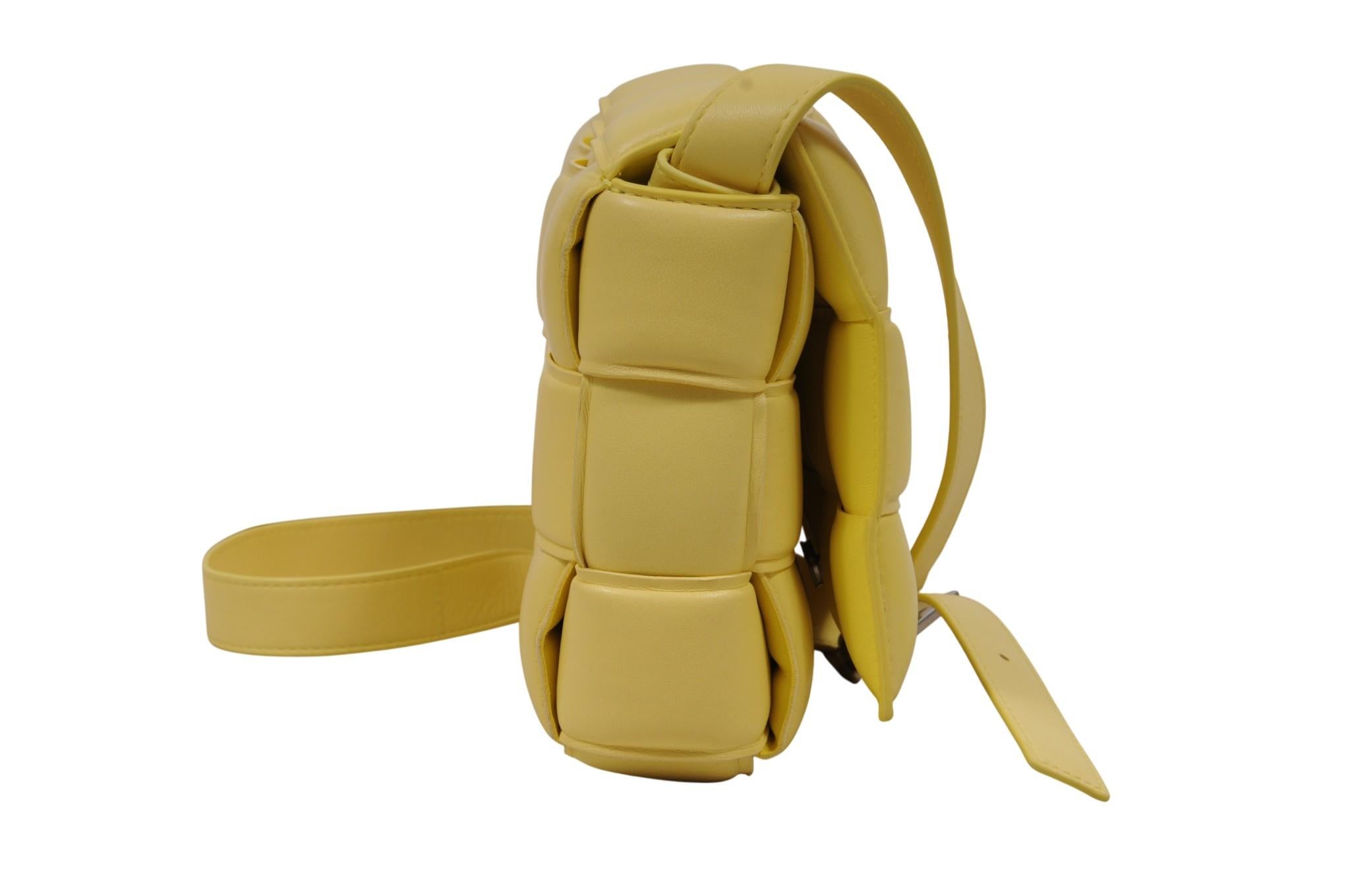 Bottega Veneta - Sac à bandoulière à cassette paddée - Cuir Intrecciato jaune Excellent état - En vente à North Miami, FL