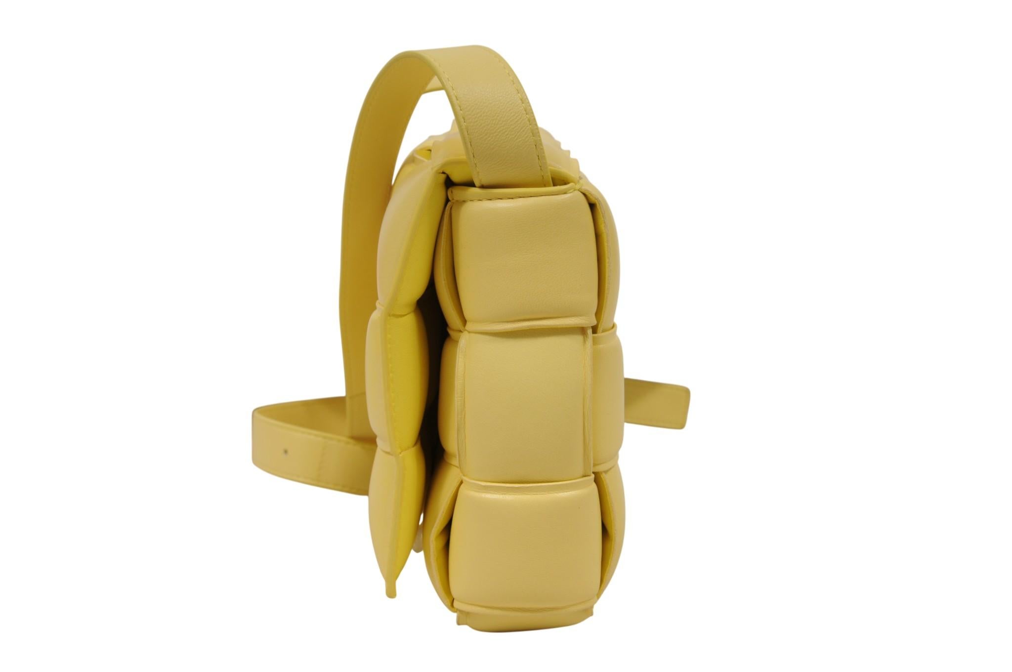 Bottega Veneta - Sac à bandoulière à cassette paddée - Cuir Intrecciato jaune Pour femmes en vente