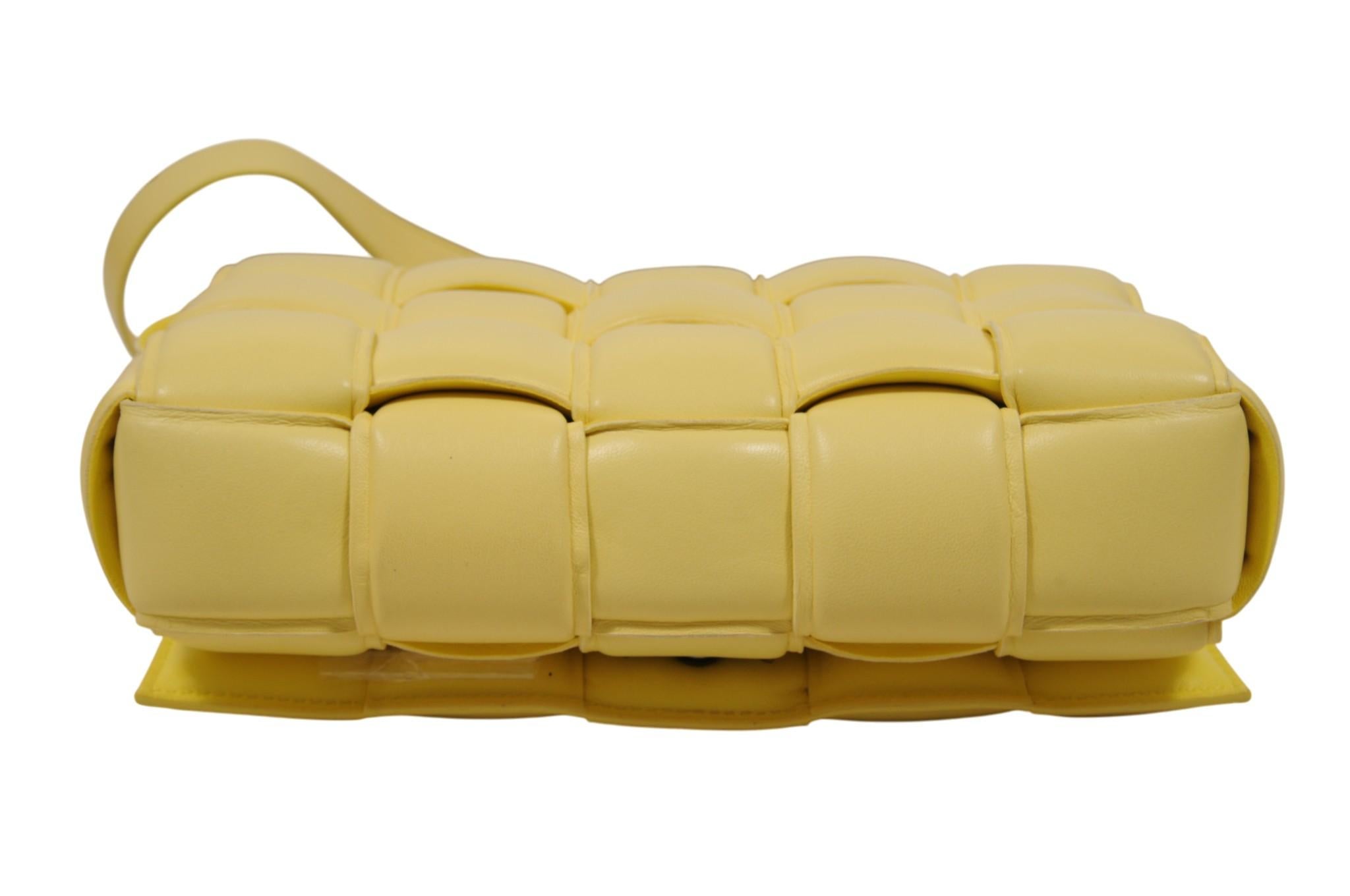Bottega Veneta - Sac à bandoulière à cassette paddée - Cuir Intrecciato jaune en vente 1