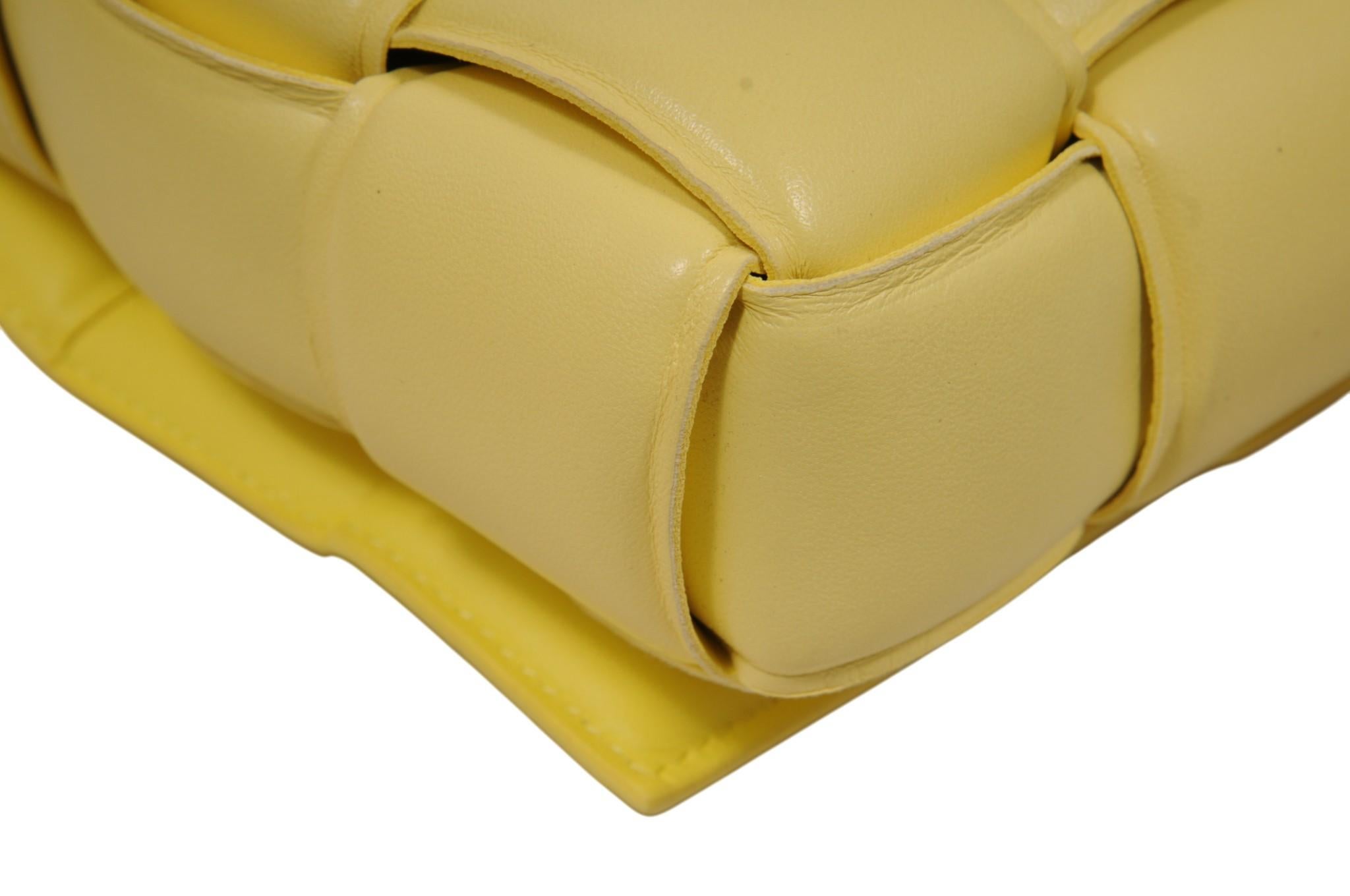Bottega Veneta - Sac à bandoulière à cassette paddée - Cuir Intrecciato jaune en vente 2
