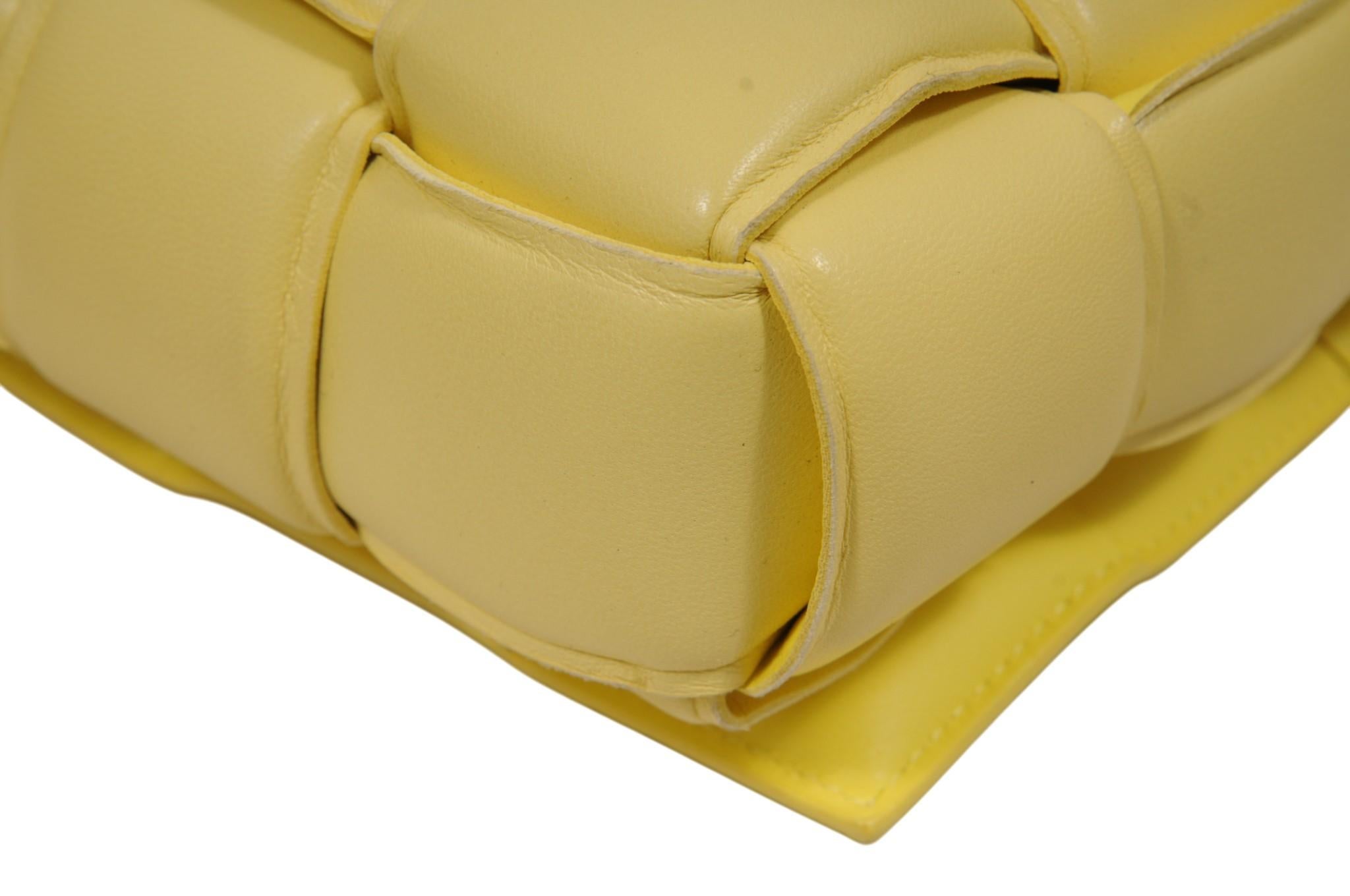 Bottega Veneta - Sac à bandoulière à cassette paddée - Cuir Intrecciato jaune en vente 3
