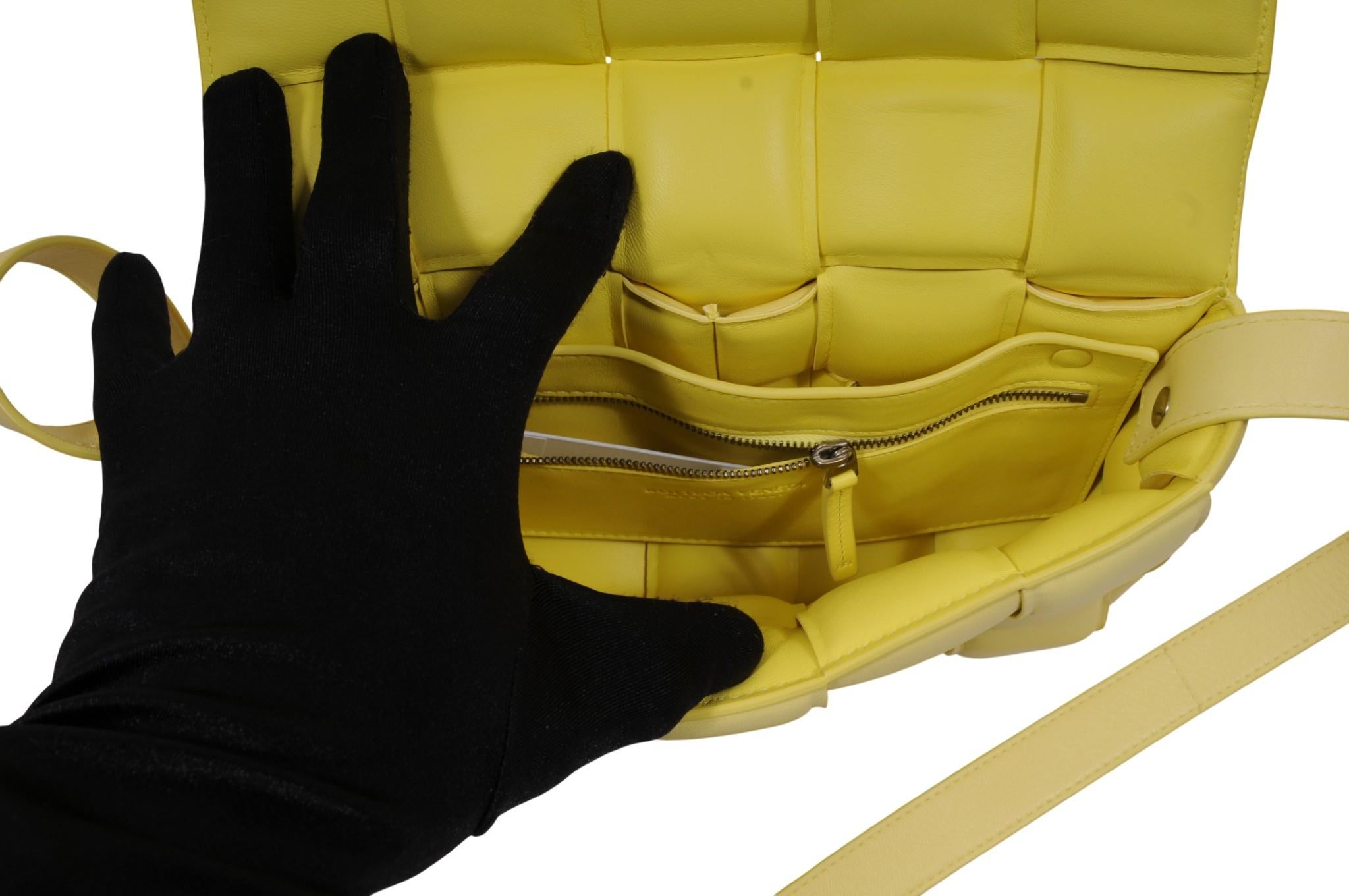 Bottega Veneta - Sac à bandoulière à cassette paddée - Cuir Intrecciato jaune en vente 4