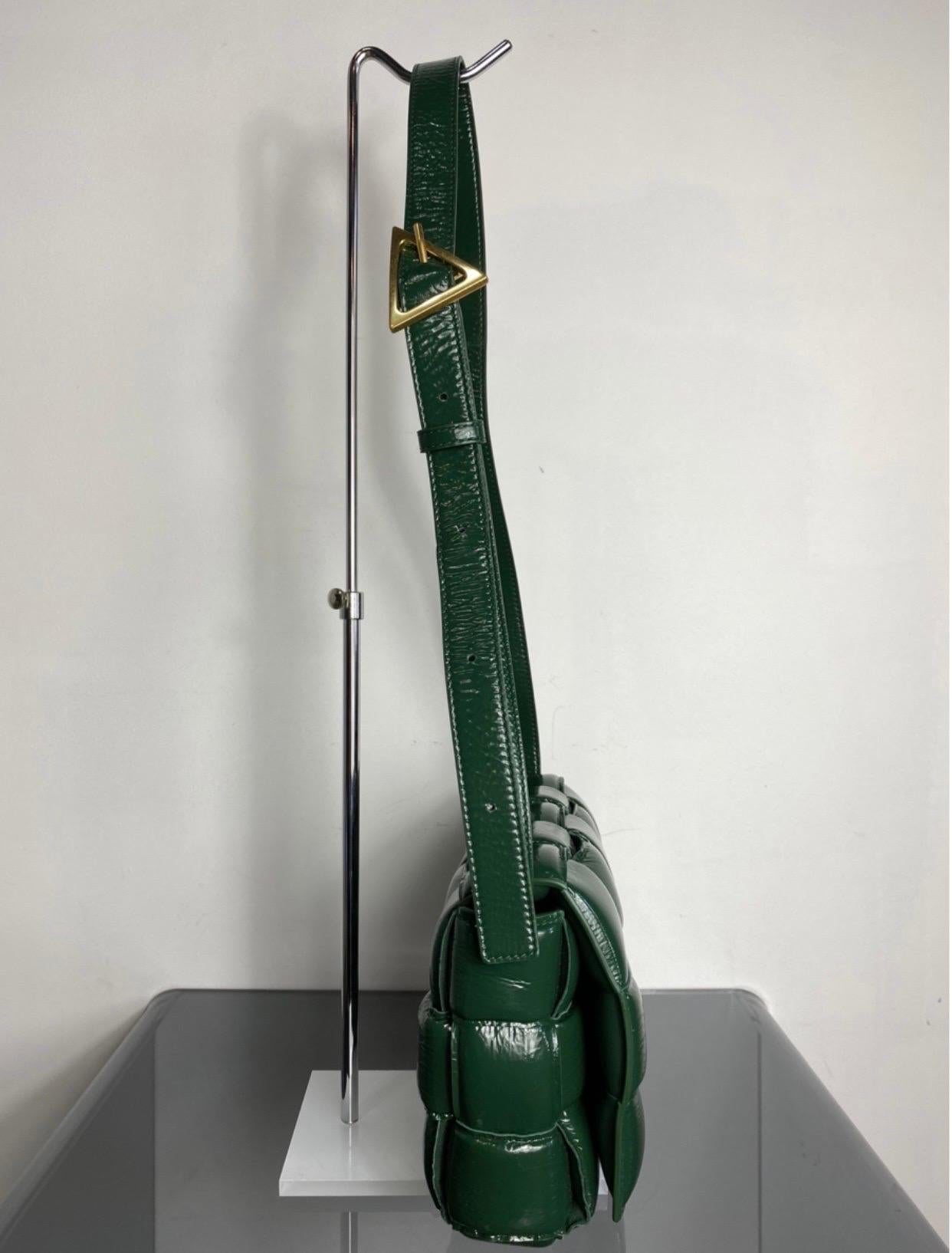 Bottega Veneta padded cassette handbag, in dark green patent leather. 
maximum shoulder strap length 58cm, bag length 27cm, height 18cm, thickness 2cm, with dusbag, in excellent condition.