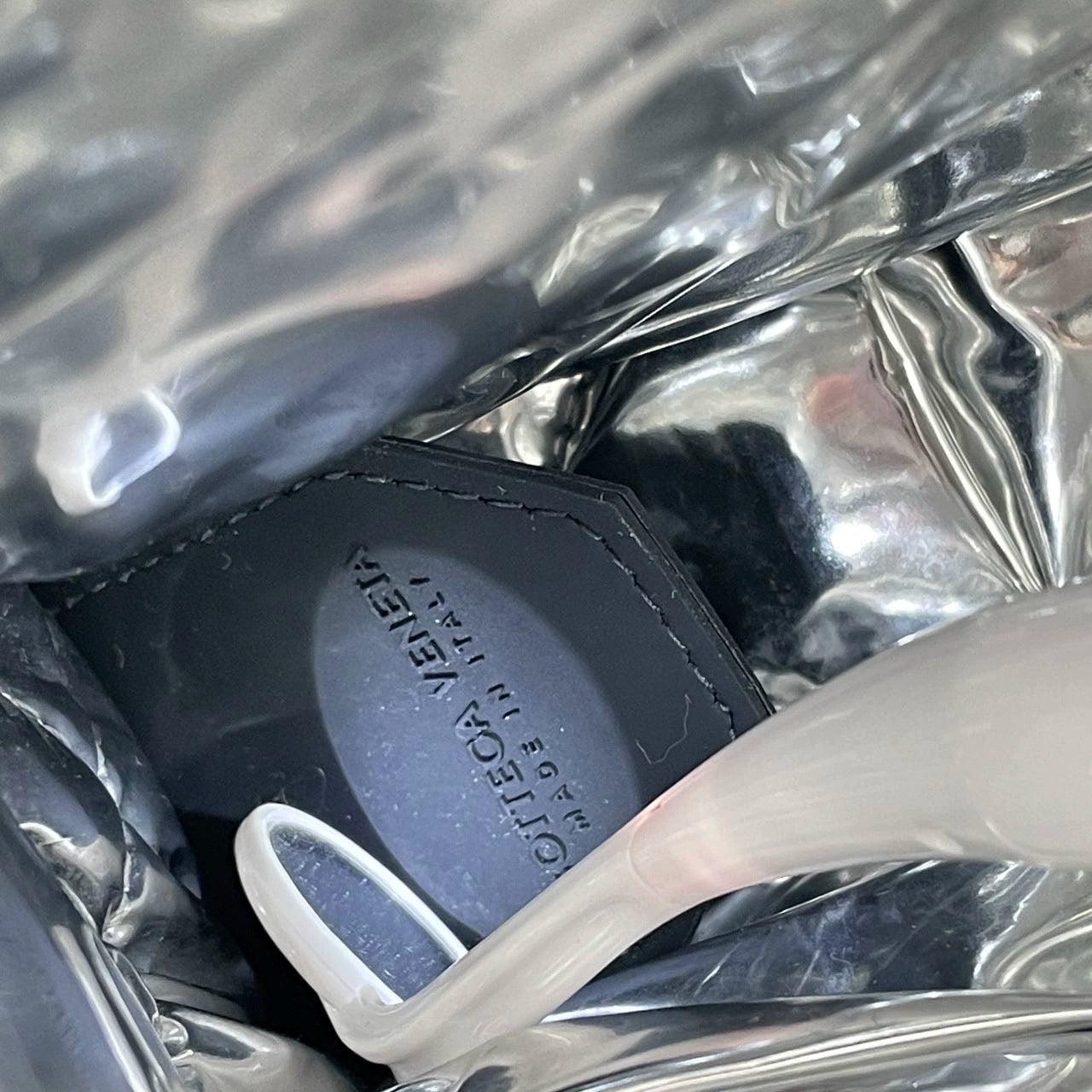 Bottega Veneta Cassette Acolchado Piel Plateada Grande en venta 5