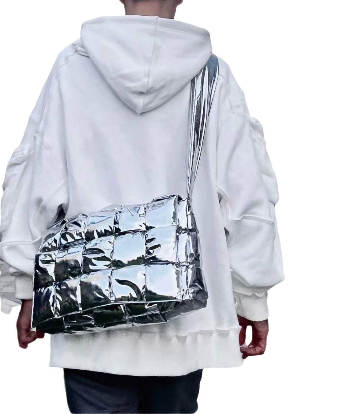 Bottega Veneta Cassette Acolchado Piel Plateada Grande
 Estas son fotos profesionales de la bolsa real ofrecida por Luxbags.
 
 Descubre la lujosa artesanía de Bottega Veneta con esta bandolera Cassette acolchada de piel plateada tejida a mano. Con