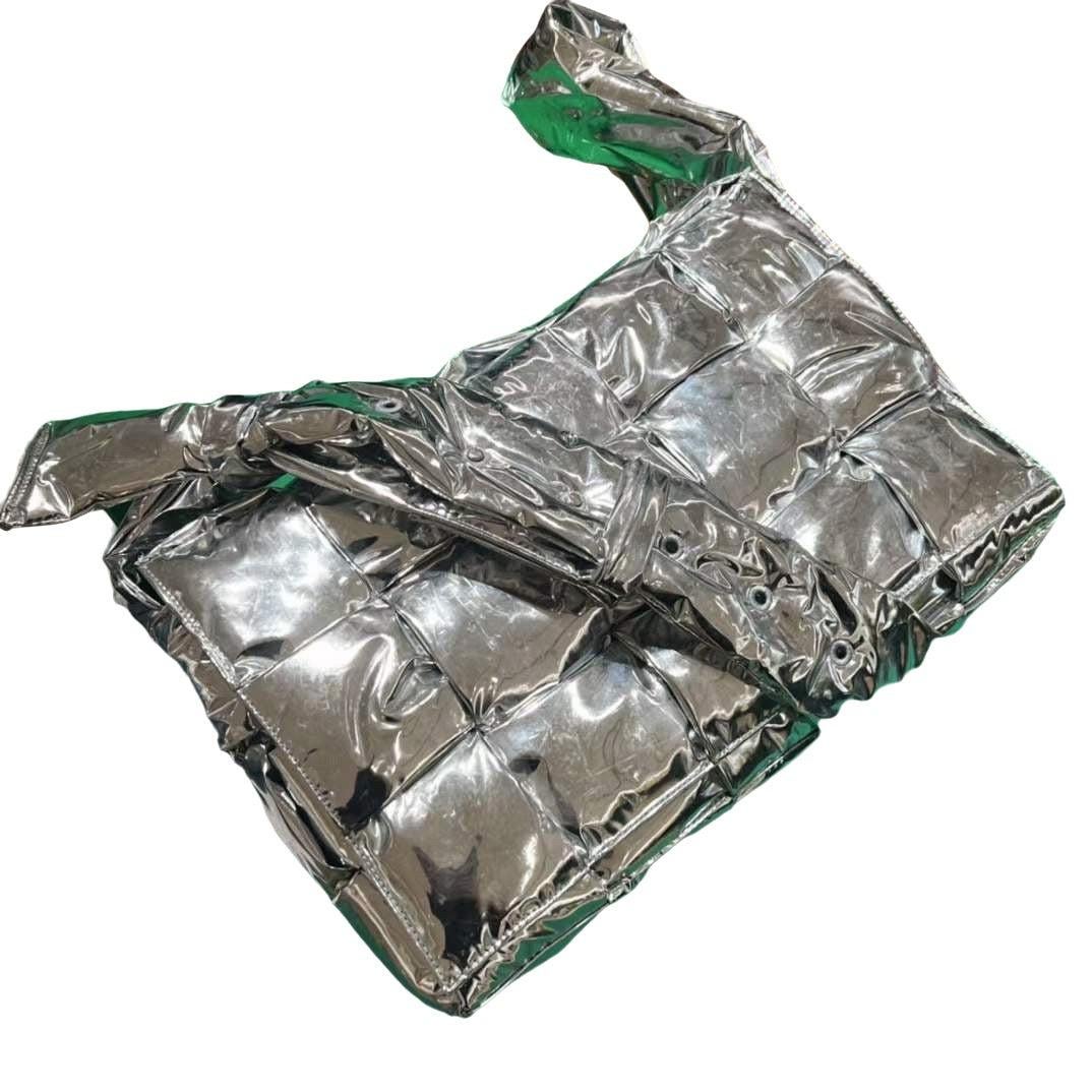 Bottega Veneta Cassette Acolchado Piel Plateada Grande Plata en venta
