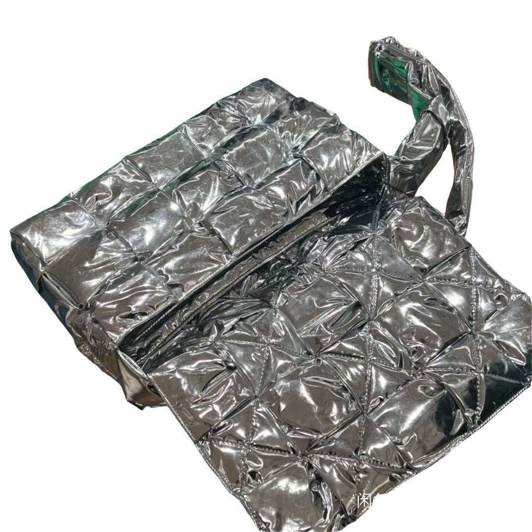 Bottega Veneta Cassette Acolchado Piel Plateada Grande en Nuevo estado para la venta en AUBERVILLIERS, FR