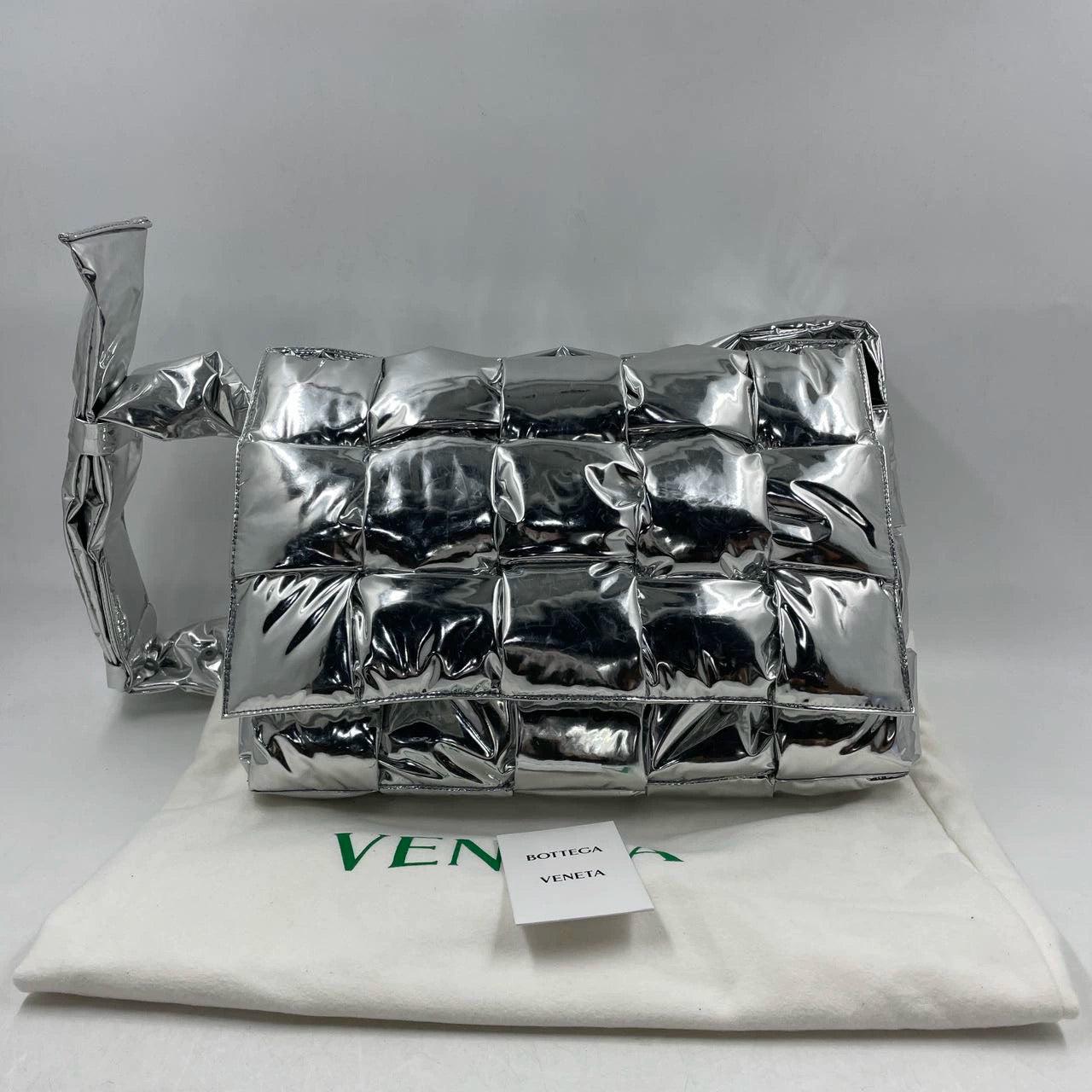 Bottega Veneta Cassette Acolchado Piel Plateada Grande en venta 2