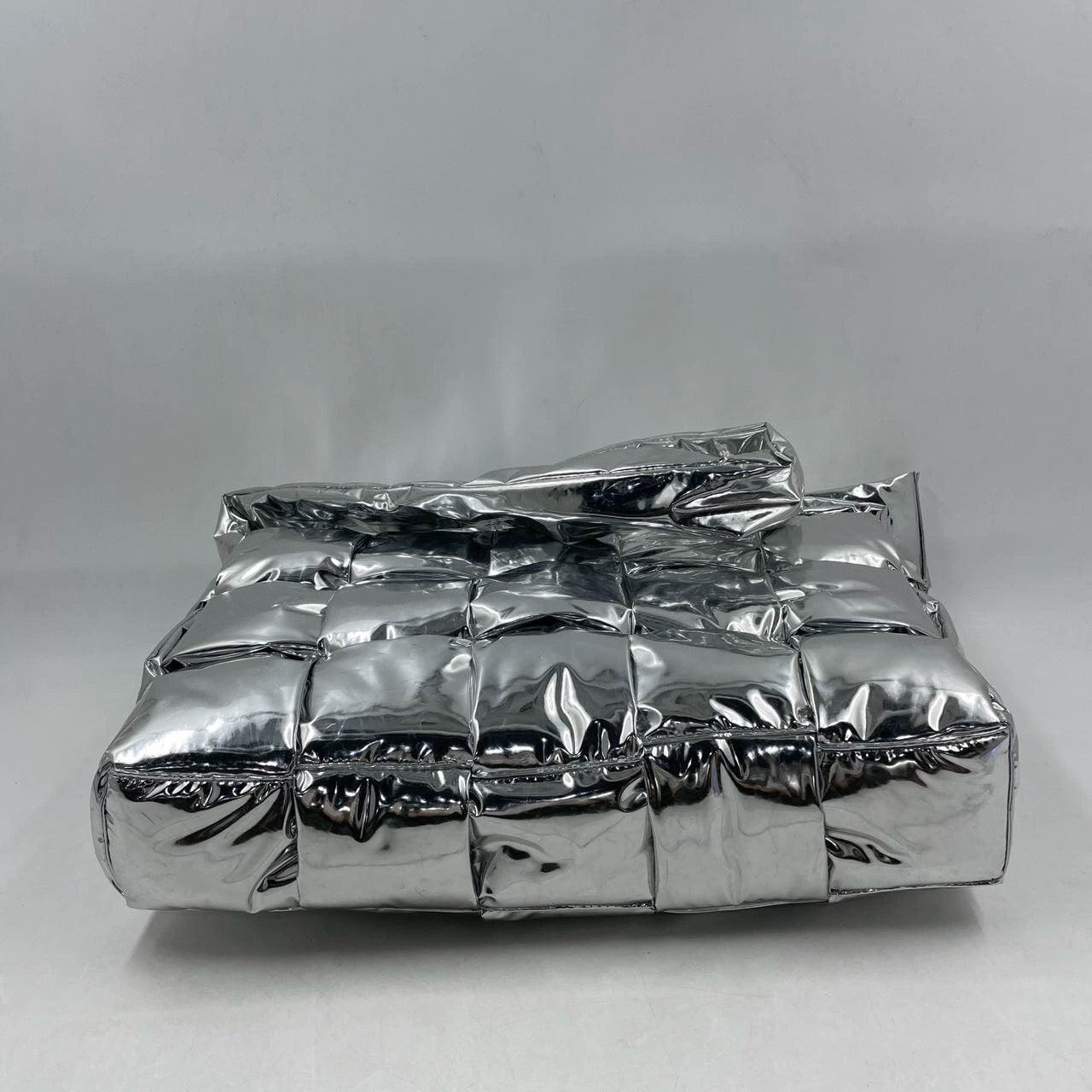 Bottega Veneta Cassette Acolchado Piel Plateada Grande en venta 3