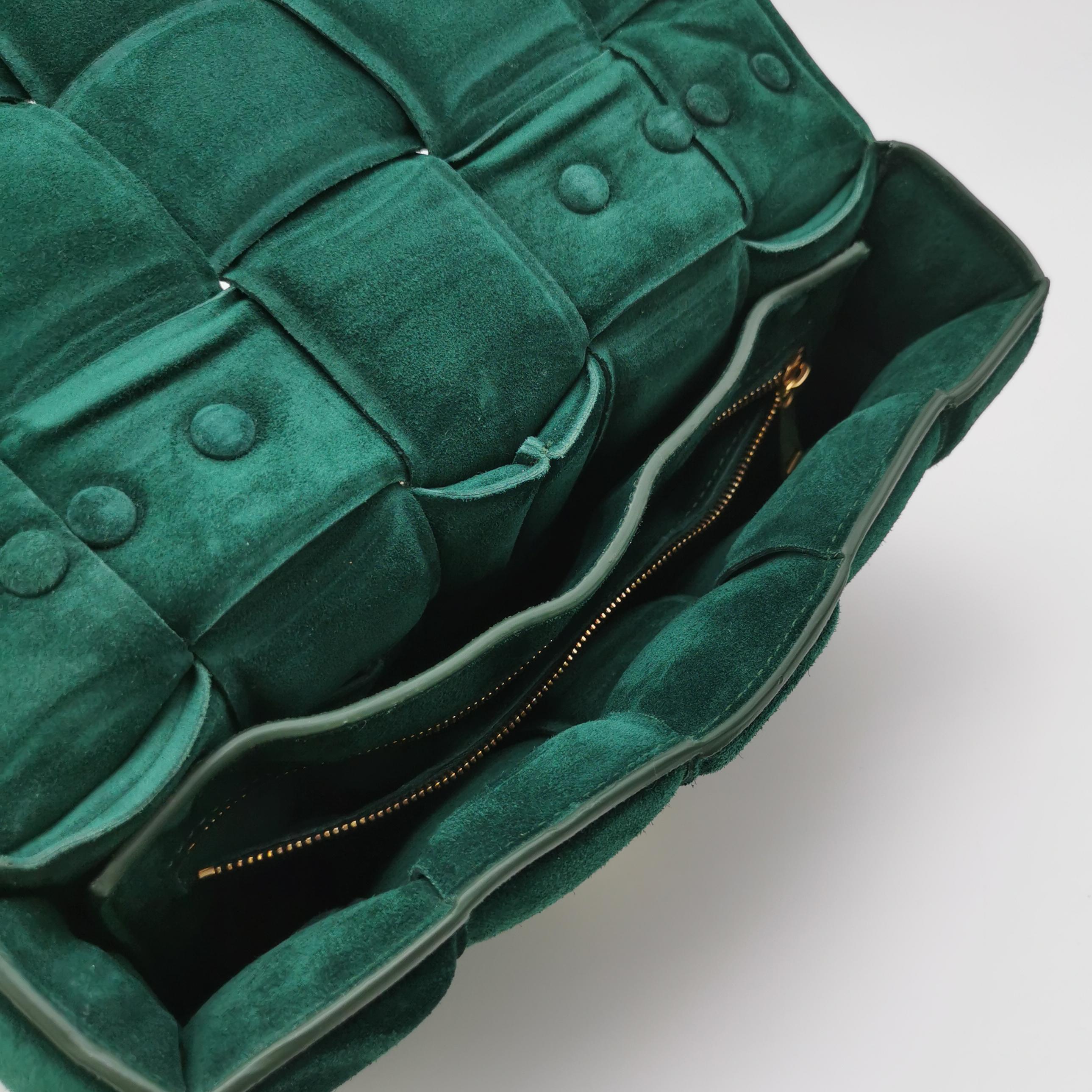Bottega Veneta Cassette acolchado Piel de ante Verde oscuro Cadena dorada en venta 1