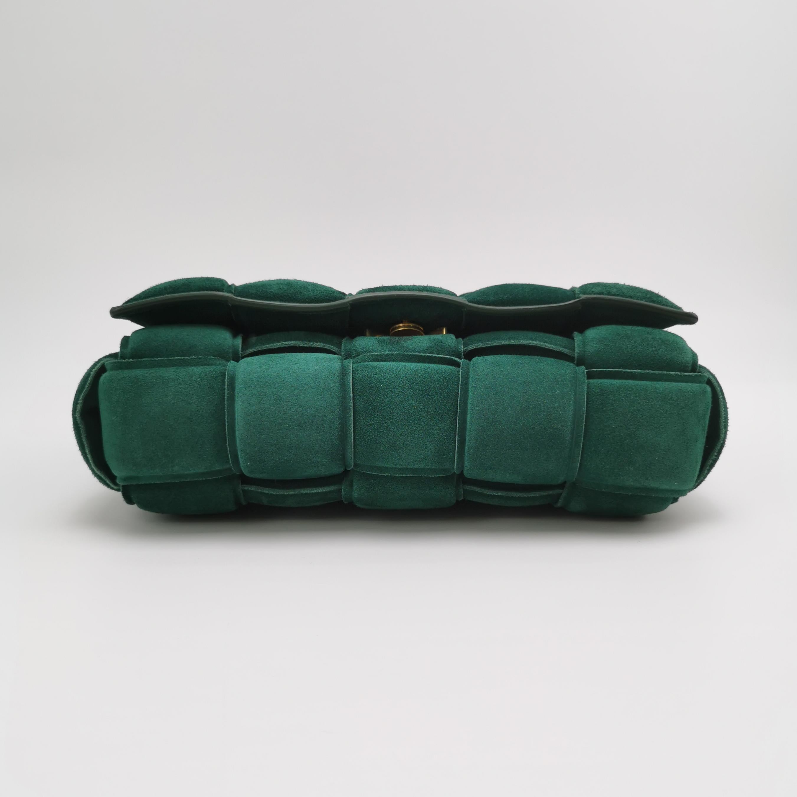Bottega Veneta Cassette acolchado Piel de ante Verde oscuro Cadena dorada en venta 2