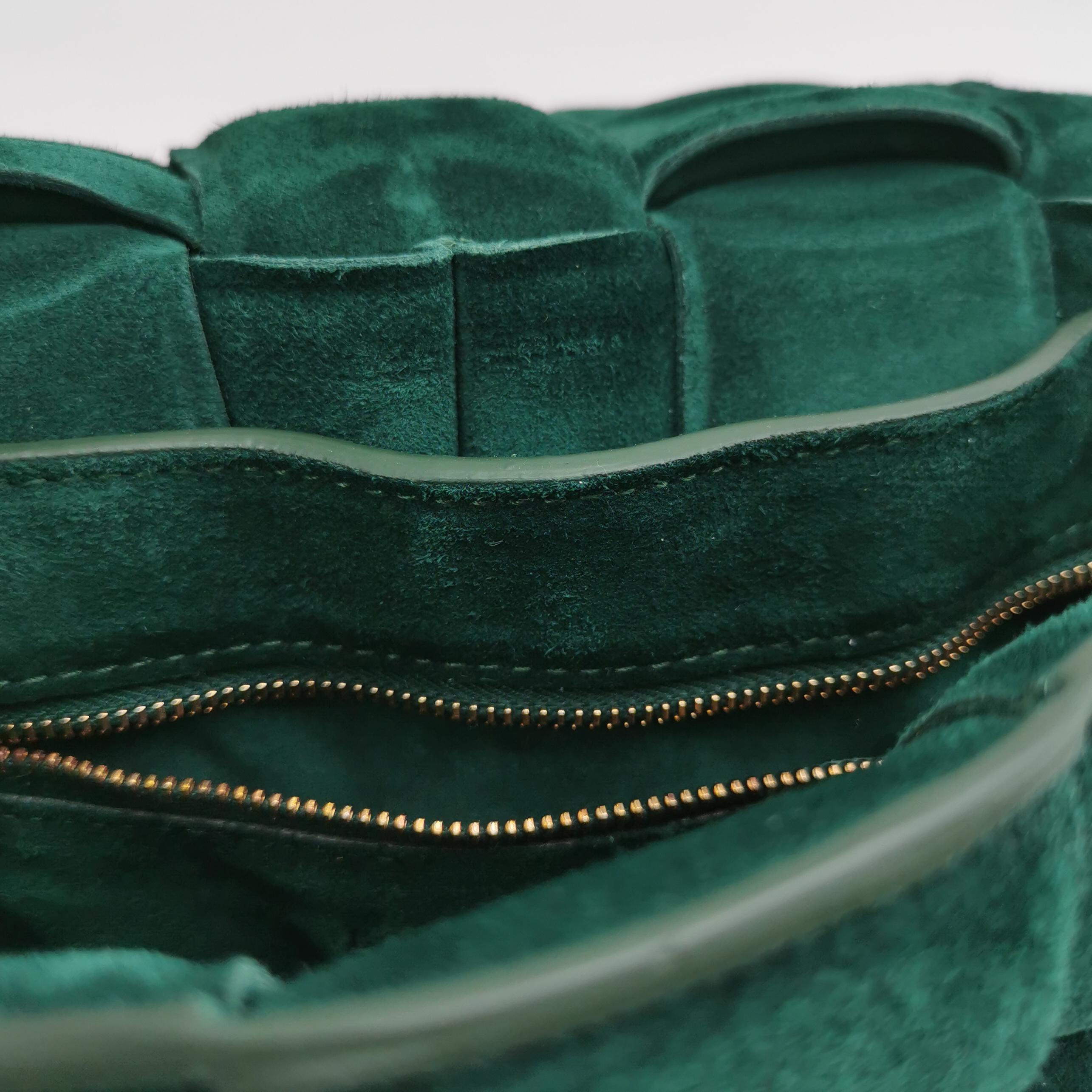 Bottega Veneta Cassette acolchado Piel de ante Verde oscuro Cadena dorada en venta 4