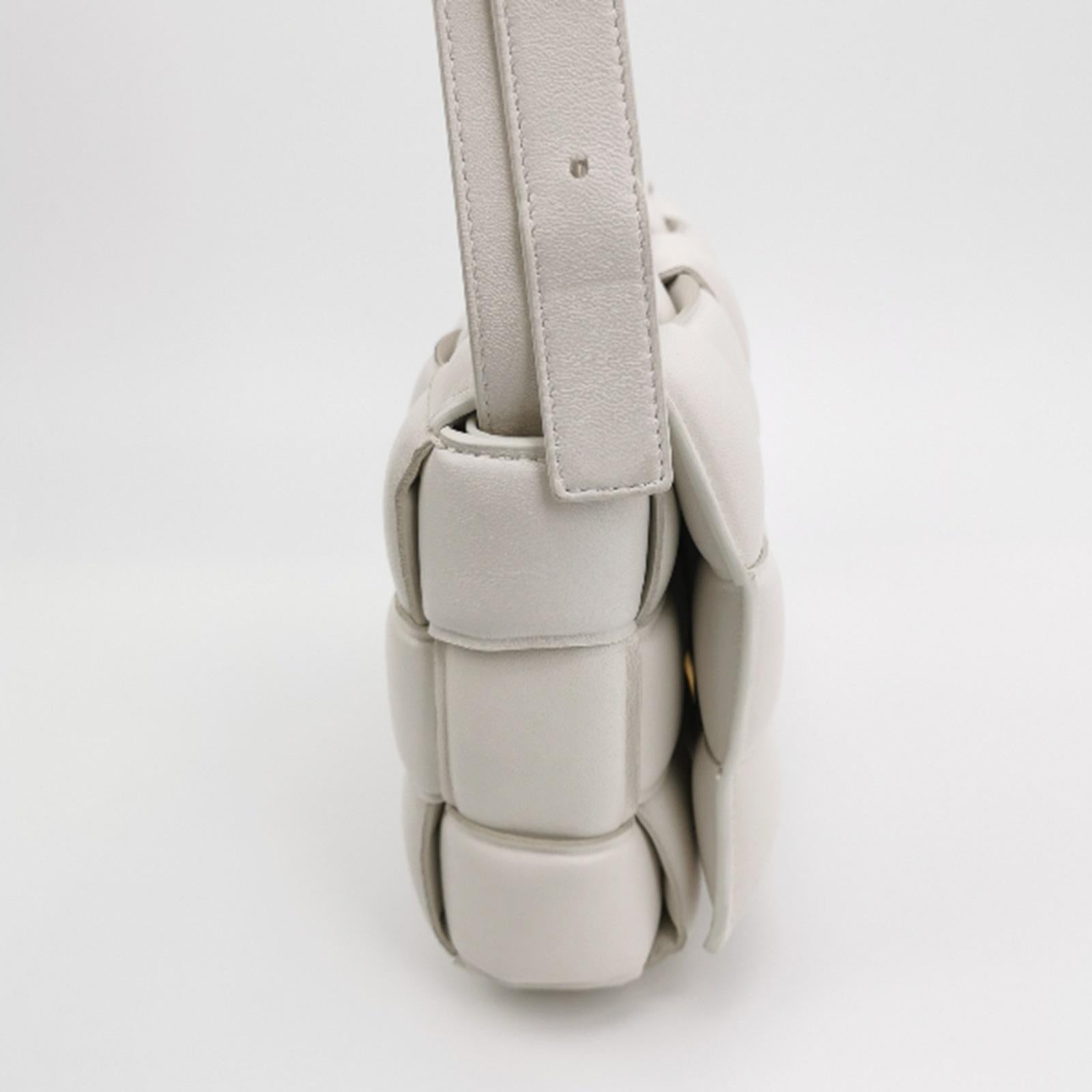 Bottega Veneta Padded Cassette White Leather Crossbody Bag In Good Condition In AUBERVILLIERS, FR