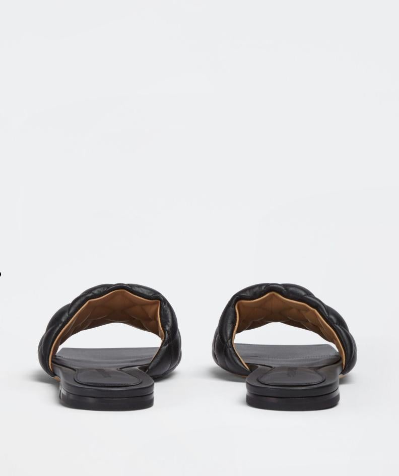 Bottega Veneta flache gepolsterte Sandale mit Nieten - Schwarz - Gr. 37 im Zustand „Neu“ im Angebot in Paradise Island, BS