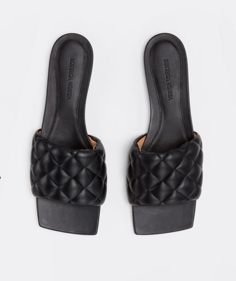 Bottega Veneta flache gepolsterte Sandale mit Nieten - Schwarz - Gr. 37 Damen im Angebot