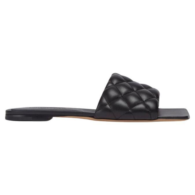 Bottega Veneta flache gepolsterte Sandale mit Nieten - Schwarz - Gr. 37 im Angebot