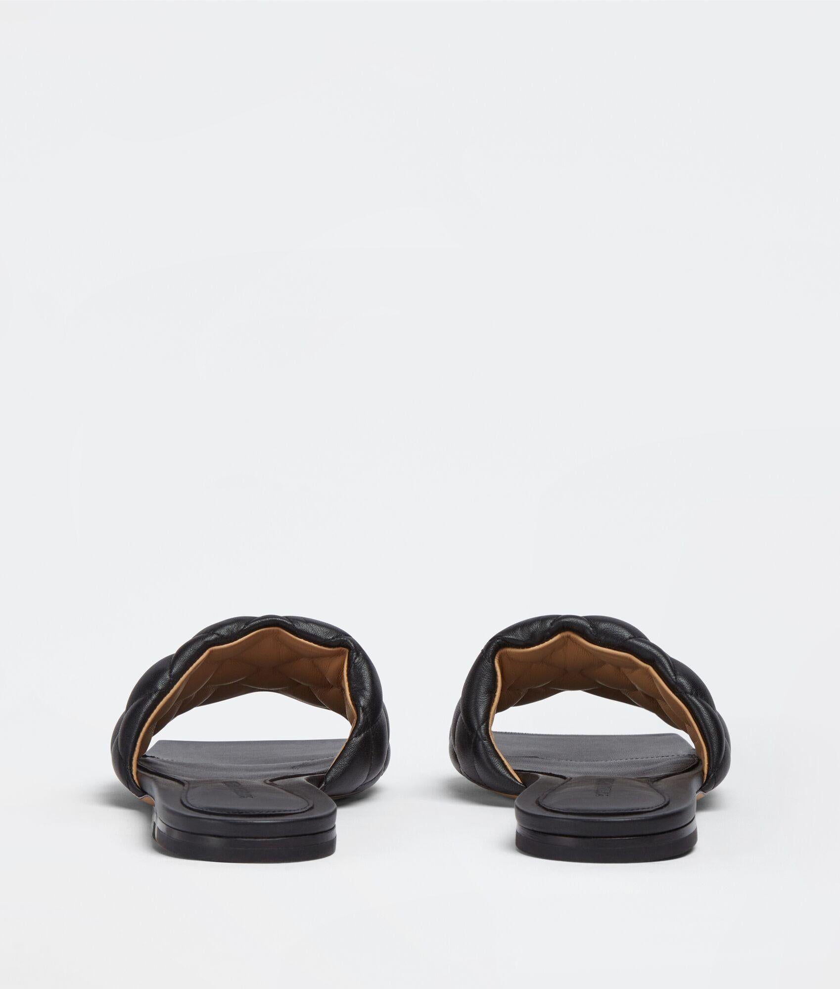 Bottega Veneta flache gepolsterte Sandale mit Nieten in Schwarz Gr. 37,5 im Zustand „Neu“ im Angebot in Paradise Island, BS
