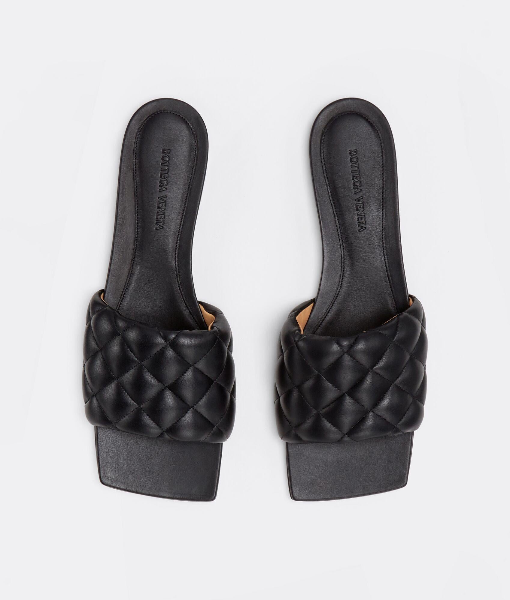 Bottega Veneta flache gepolsterte Sandale mit Nieten in Schwarz Gr. 37,5 Damen im Angebot