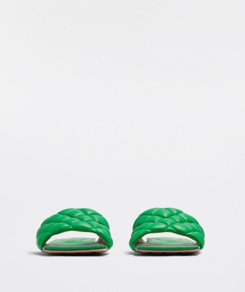 Bottega Veneta flache gepolsterte Sandale mit Nieten - Parakeet - Gr. 37 im Zustand „Neu“ im Angebot in Paradise Island, BS