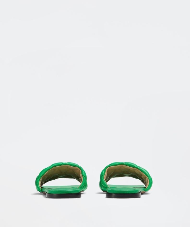 Bottega Veneta flache gepolsterte Sandale mit Nieten - Parakeet - Gr. 37 Damen im Angebot