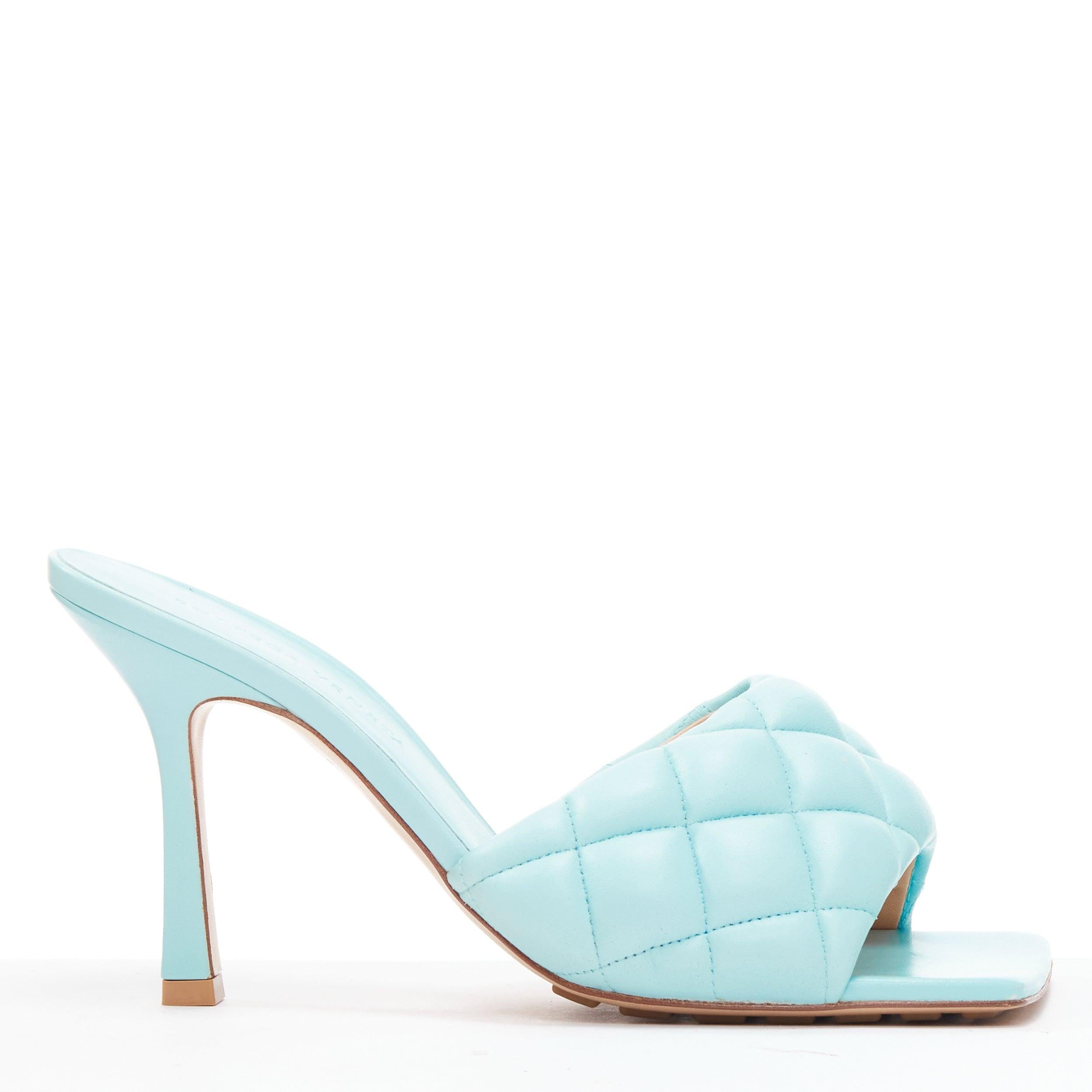 BOTTEGA VENETA Sandalias mule acolchadas de piel Matelasse azul claro con puntera cuadrada abierta EU37
Referencia: LNKO/A02363
Marca: Bottega Veneta
Material: Piel
Color: Azul
Patrón: Sólido
Cierre: Slip On
Forro: Piel azul
Fabricado en: