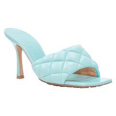 BOTTEGA VENETA Sandalias mule con puntera cuadrada abierta de piel azul Matelasse acolchada EU37