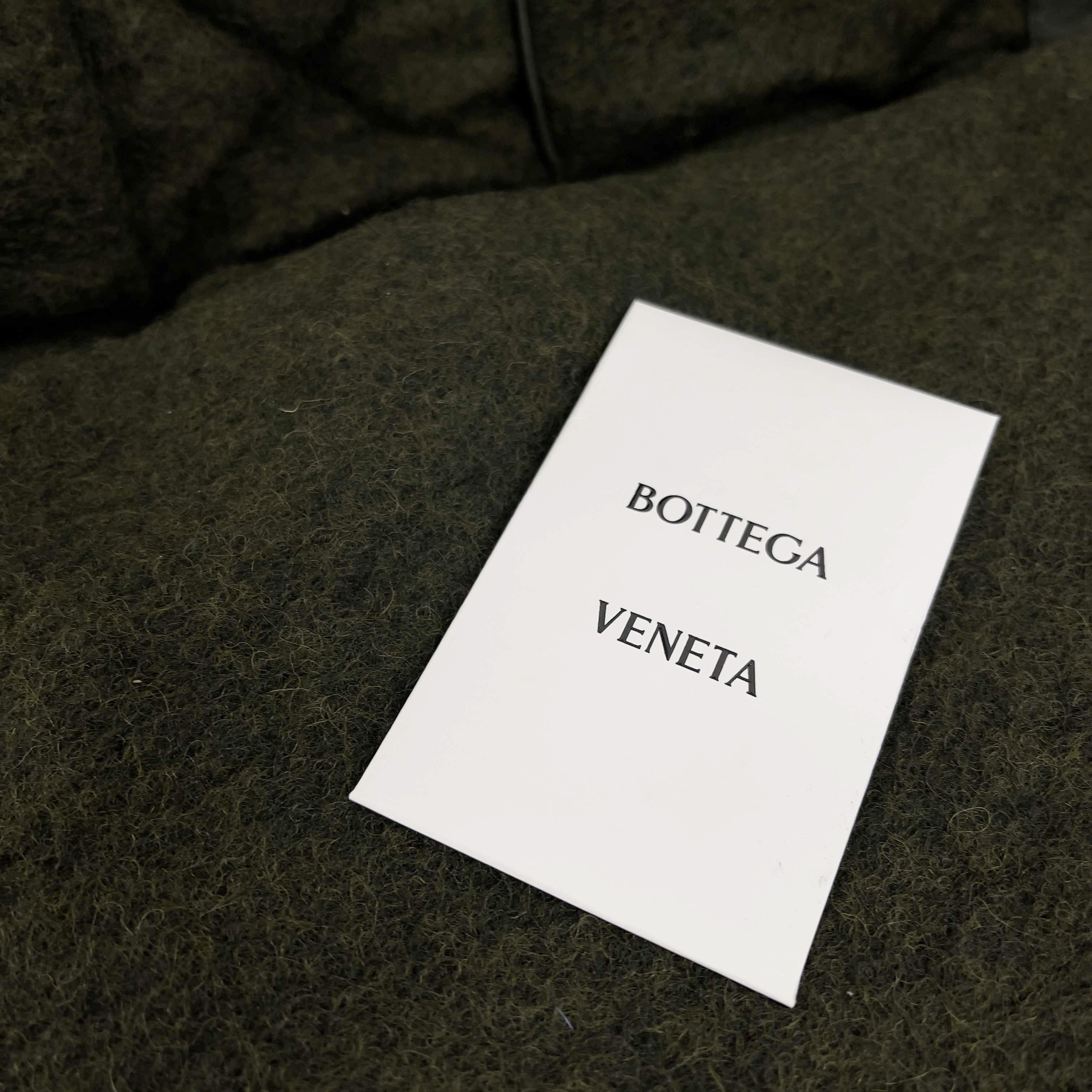 Bottega Veneta Gepolsterte Maxi Intrecciato gewebte Laptoptasche grüne Clutch neu mit Etikett im Angebot 6