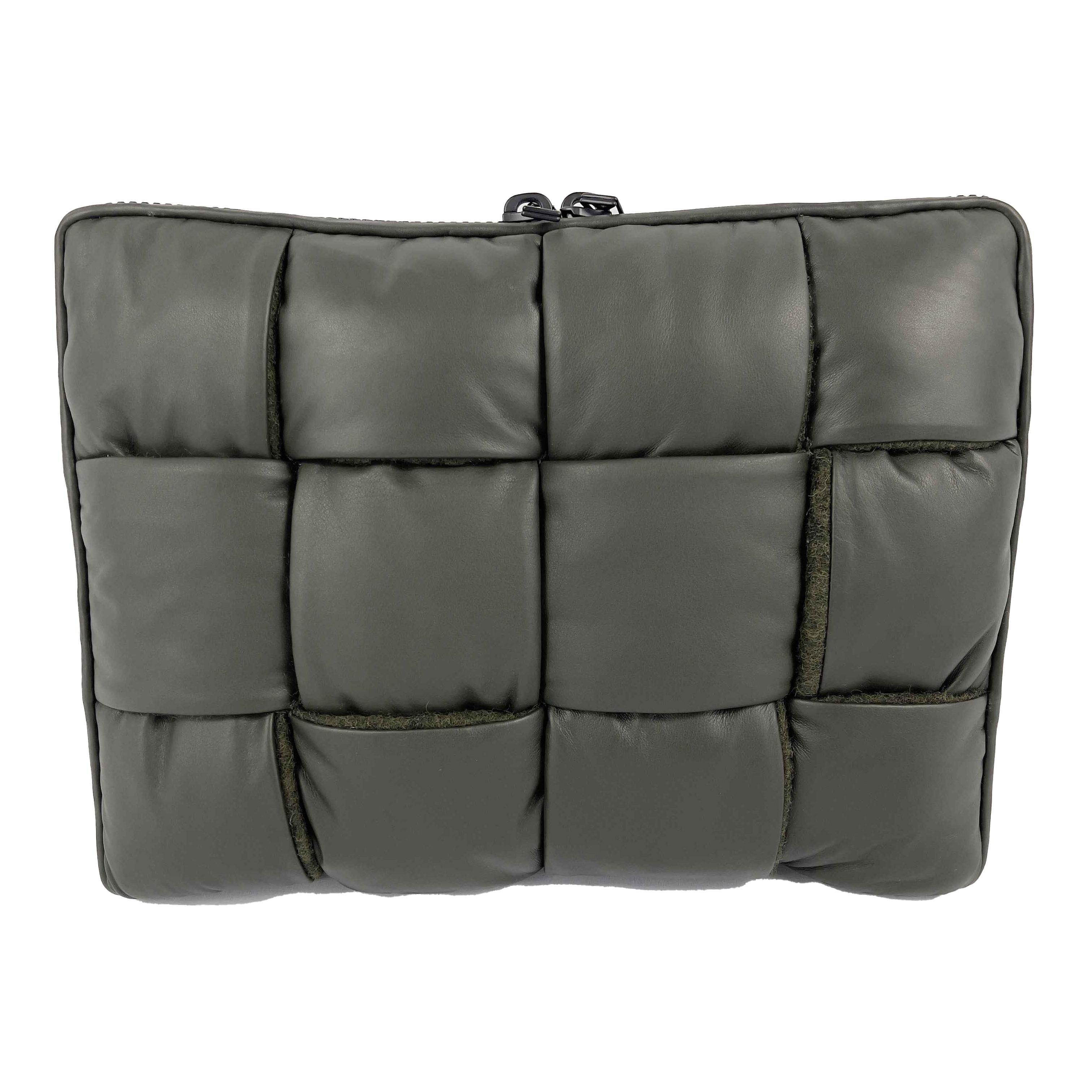 Bottega Veneta - Padded Maxi Intrecciato Woven Laptop Pouch - Green Clutch - NWT

Description

Keep your essentials and technology safely and stylishly stored with this maxi Intrecciato woven pouch from Bottega Veneta.
Fashioned in smooth deep green
