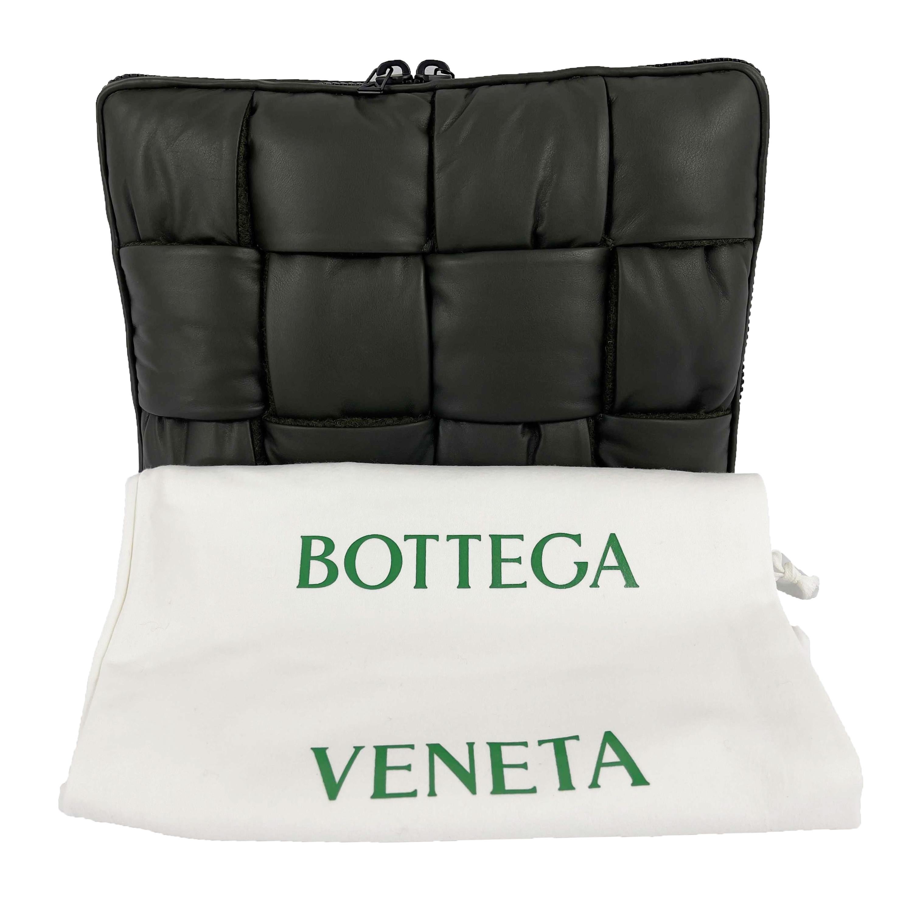 Bottega Veneta Gepolsterte Maxi Intrecciato gewebte Laptoptasche grüne Clutch neu mit Etikett im Angebot 4