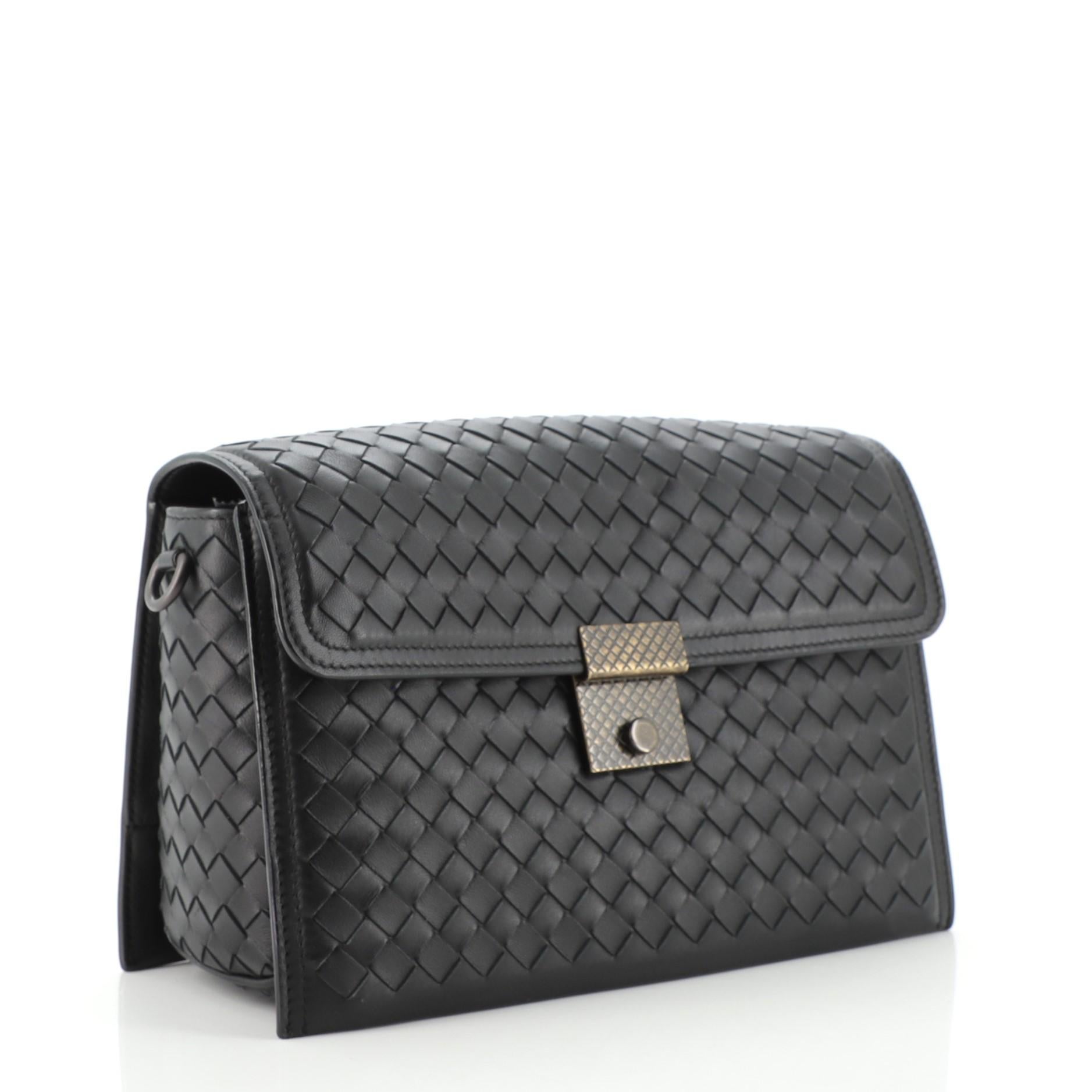 Kleine Intrecciato Nappa Umhängetasche mit Klappenverschluss von Bottega Veneta (Schwarz)
