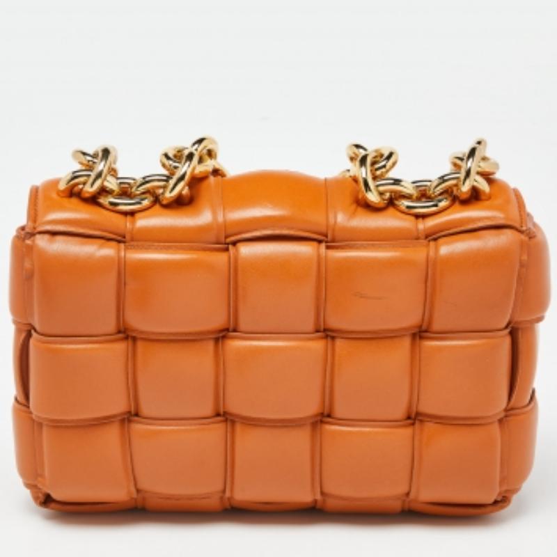 Die Cassette Tasche von Bottega Veneta ist alles, was stilvoll, trendy und Instagram-tauglich ist. Das Äußere der Tasche zeigt eine Maxiversion des Intrecciato-Gewebes, das das Markenzeichen des Hauses ist. Er ist aus hochwertigem Leder in einem
