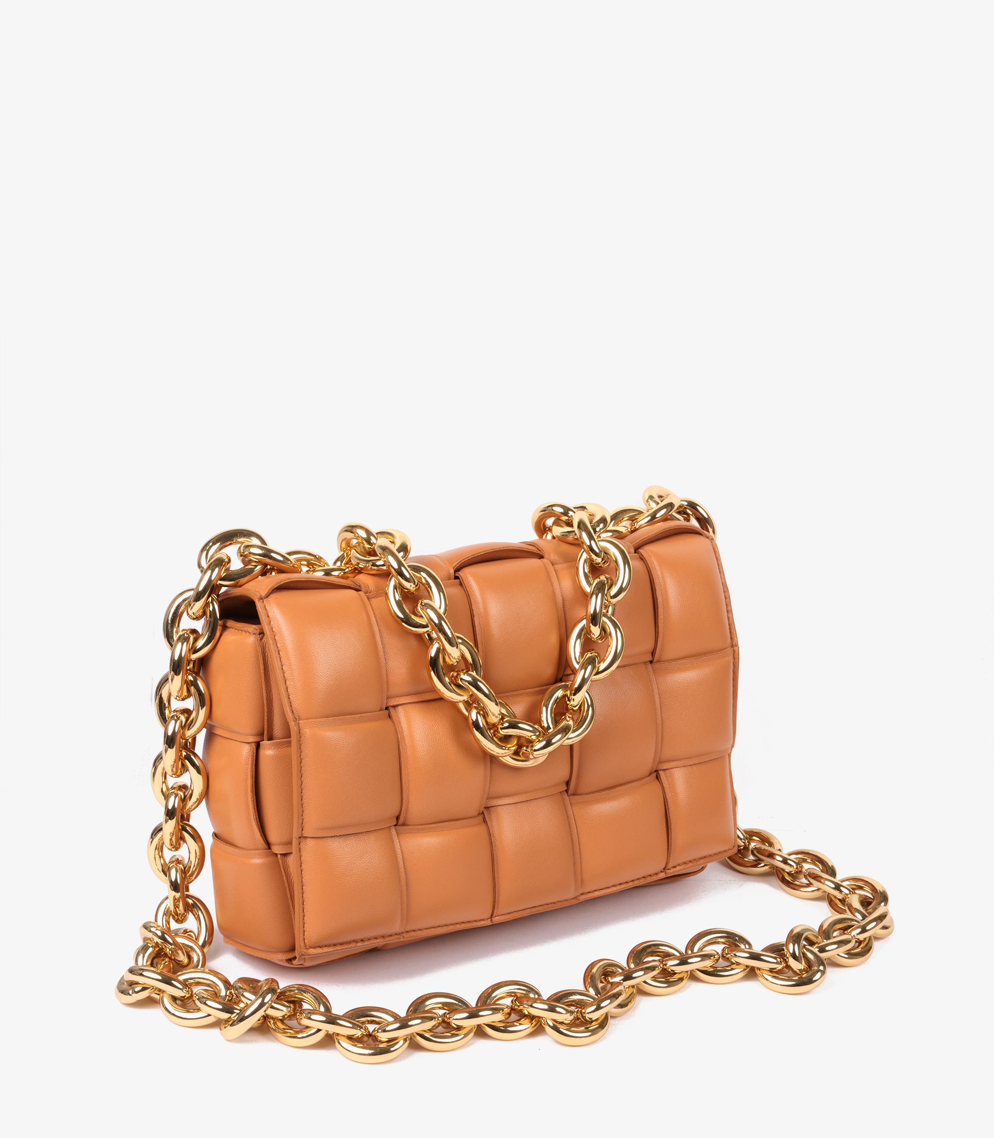 Bottega Veneta Cassetta a catena in pelle di agnello intrecciata arancione pallido

Dettagli del prodotto
Xupes Ref: CB1258
Marchio: Bottega Veneta
Model: Cassetta a catena
Tipo: Manico superiore, spalla, tracolla
Numero di serie: B09083123A
Età: