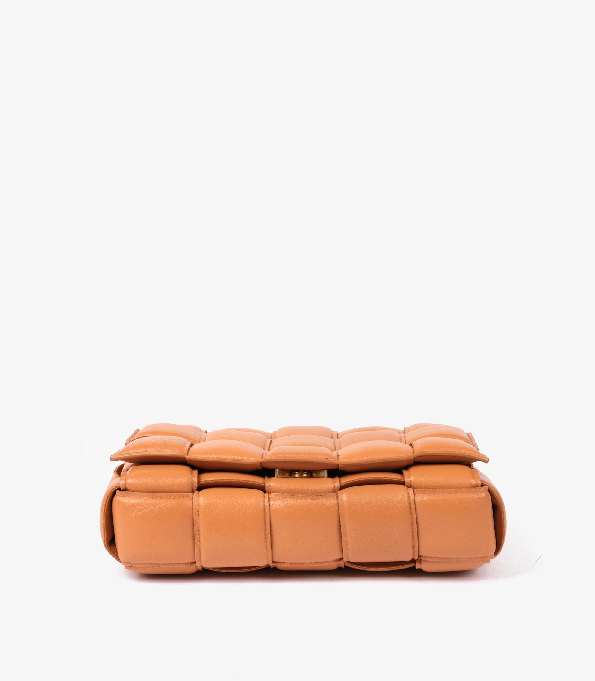da uomo o donna Bottega Veneta Cassetta a catena in pelle di agnello intrecciata arancione pallido in vendita