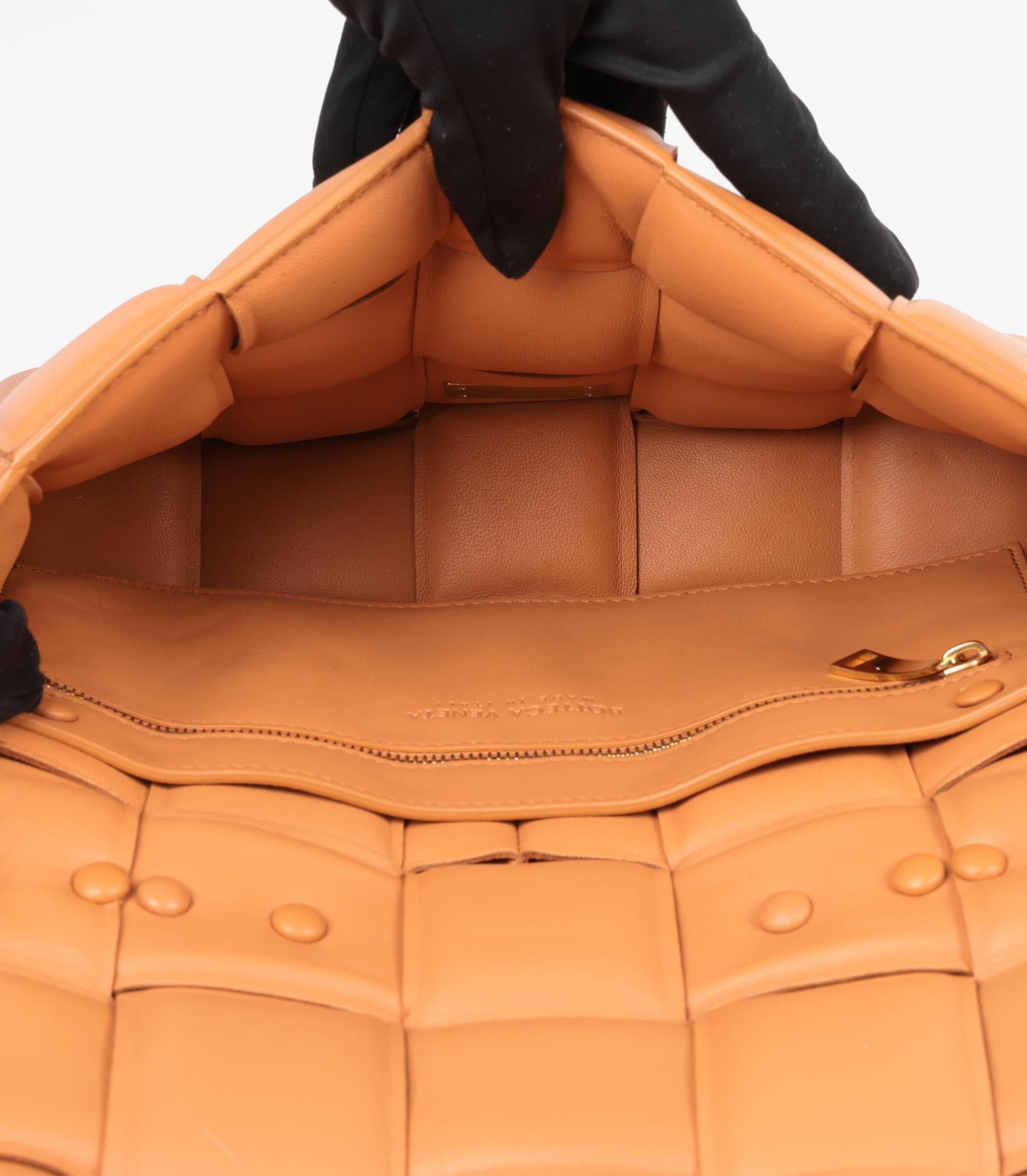 Bottega Veneta Cassetta a catena in pelle di agnello intrecciata arancione pallido in vendita 3