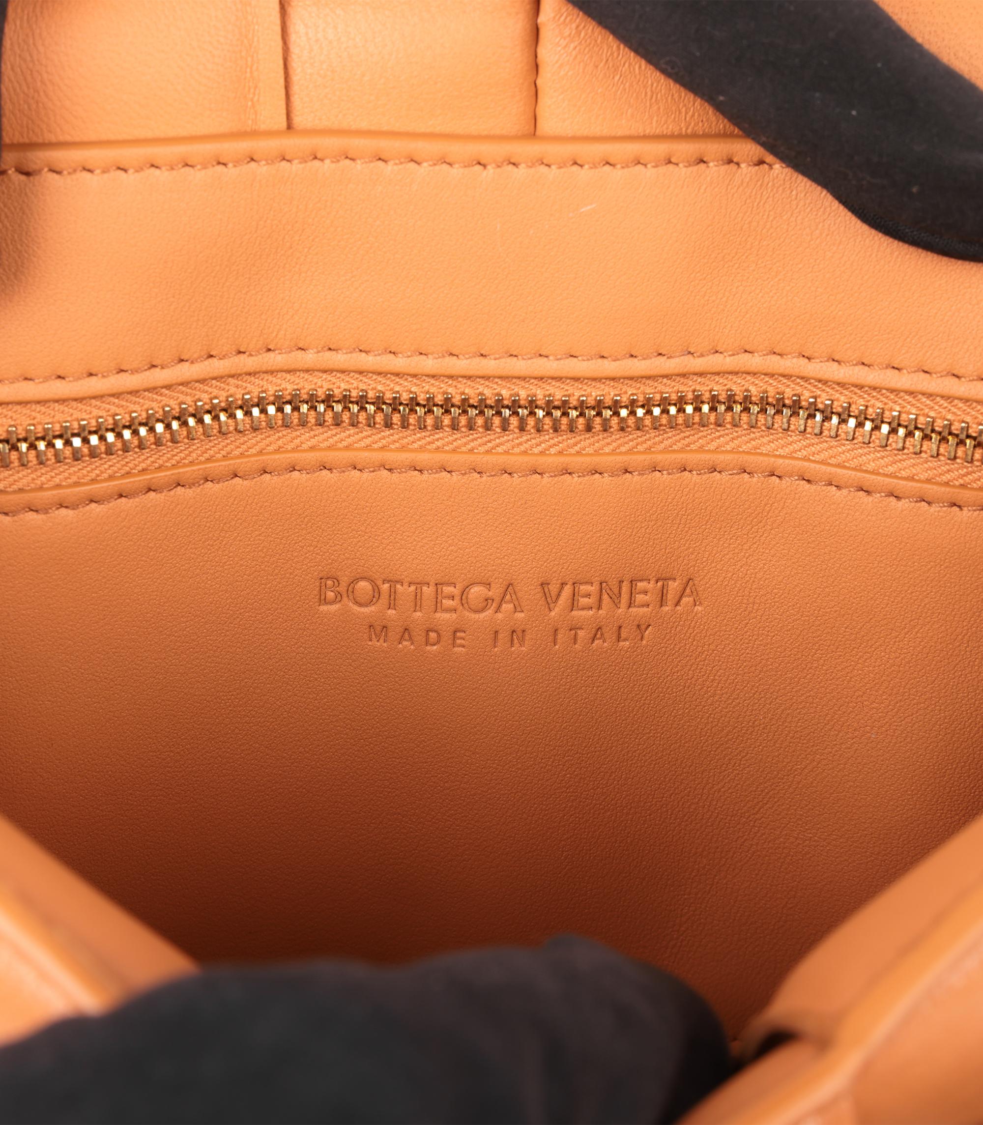 Bottega Veneta Cassetta a catena in pelle di agnello intrecciata arancione pallido in vendita 4
