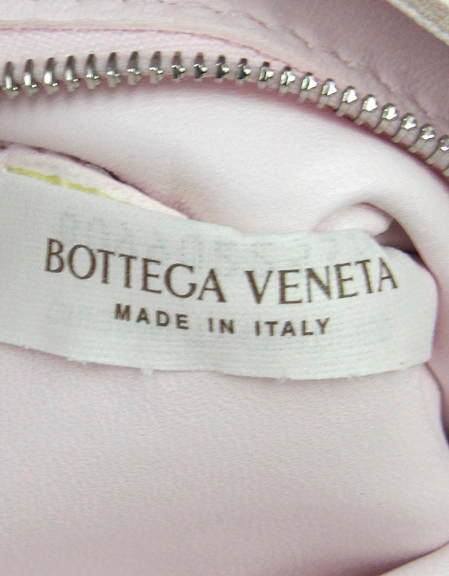 Bottega Veneta Pale Pink Lambskin Maxi Intrecciato Cassette Crossbody Bag In Excellent Condition In New York, NY