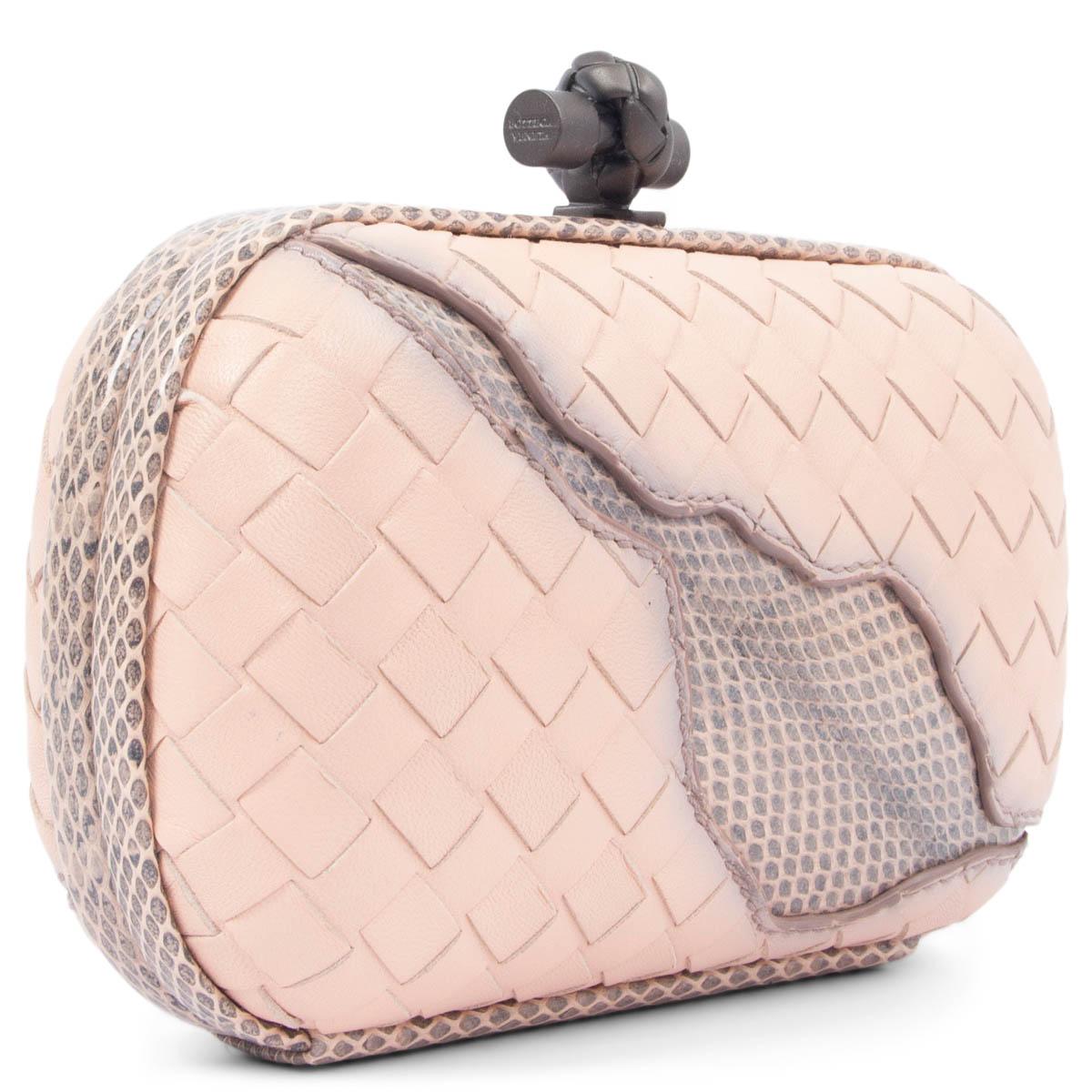 100% authentic Bottega Veneta Glimmer Knot small clutch in nude Intrecciato lambskin and lizard tim. The front looks like it has been ripped diagonally from the top right to its bottom and is lined in nude and light grey lizard. The interior is