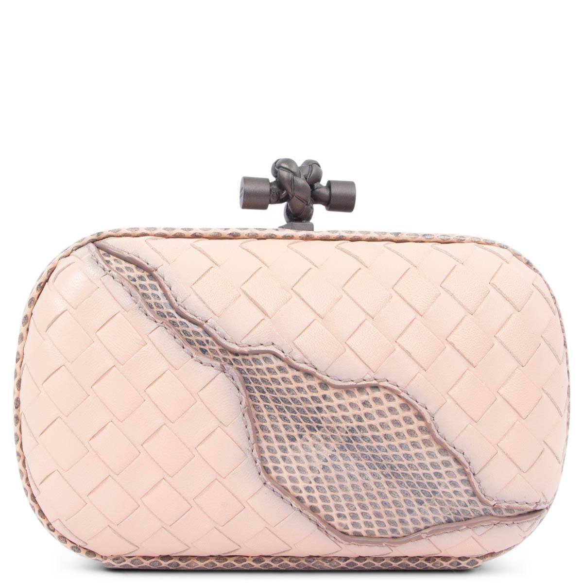 BOTTEGA VENETA pale pink leather INTRECCIATO GLIMMER KNOT SMALL Clutch Bag In Excellent Condition In Zürich, CH