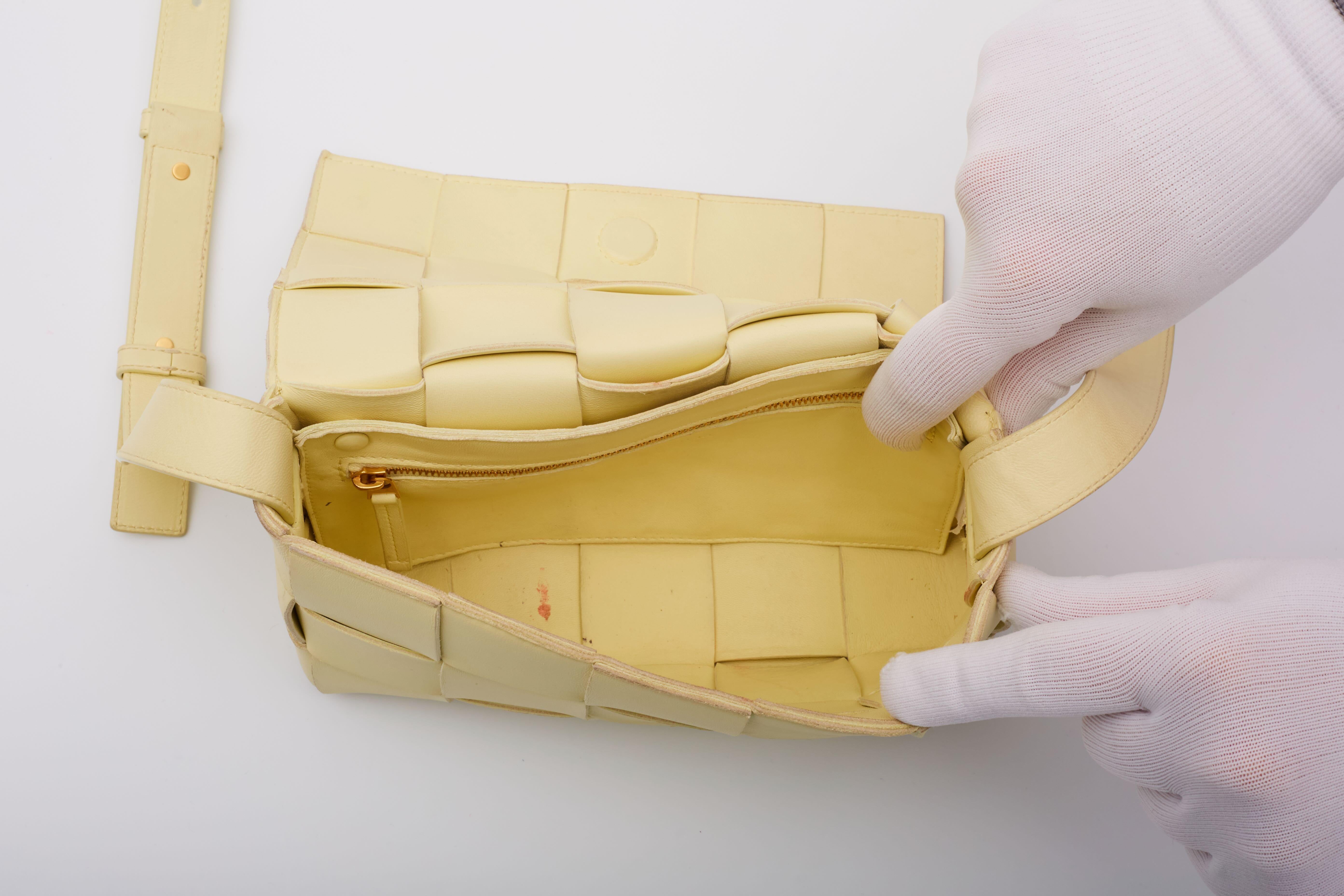 Bottega Veneta Pale Yellow Leather Intrecciato Maxi Cassette Bag For Sale 5